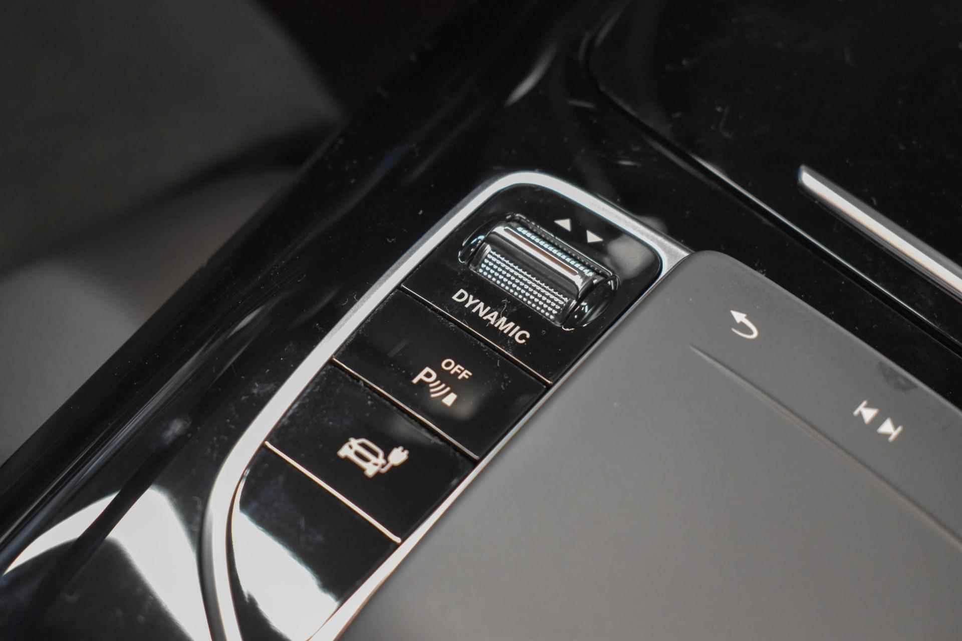 Mercedes-Benz EQC 400 4MATIC AMG Line 80 kWh / Panaroma-schuifdak / 360Graden-Camera / Stoelverwarming / - 29/35