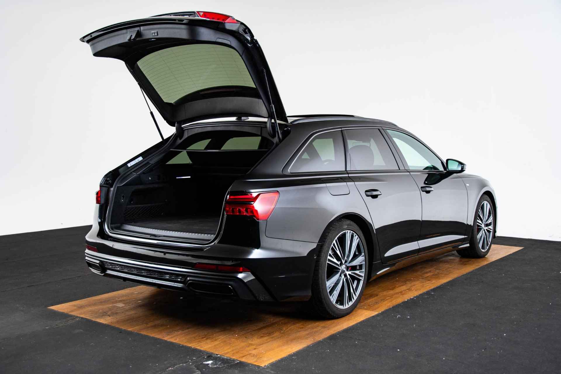 Audi A6 Avant 55 TFSI e quattro Competition Trekhaak - Panoramadak - Comfortsleutel - Assistentiepakket Tour - Stuurverwarming - Stoelverwarming met memoryfunctie - 58/63