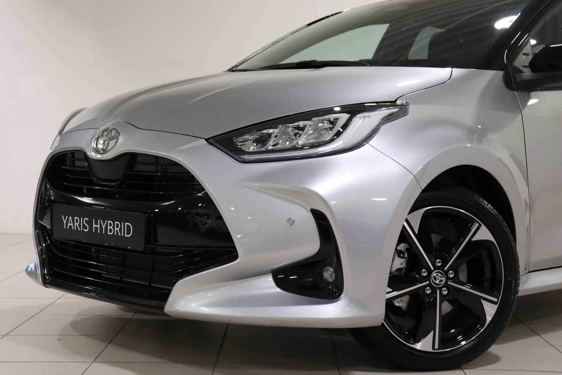 Toyota Yaris 1.5 Hybrid 130 Launch Edition, BSM, Draadloos Apple Carplay & Android Auto, HUD, Parkeersensoren voor en achter - 6/41