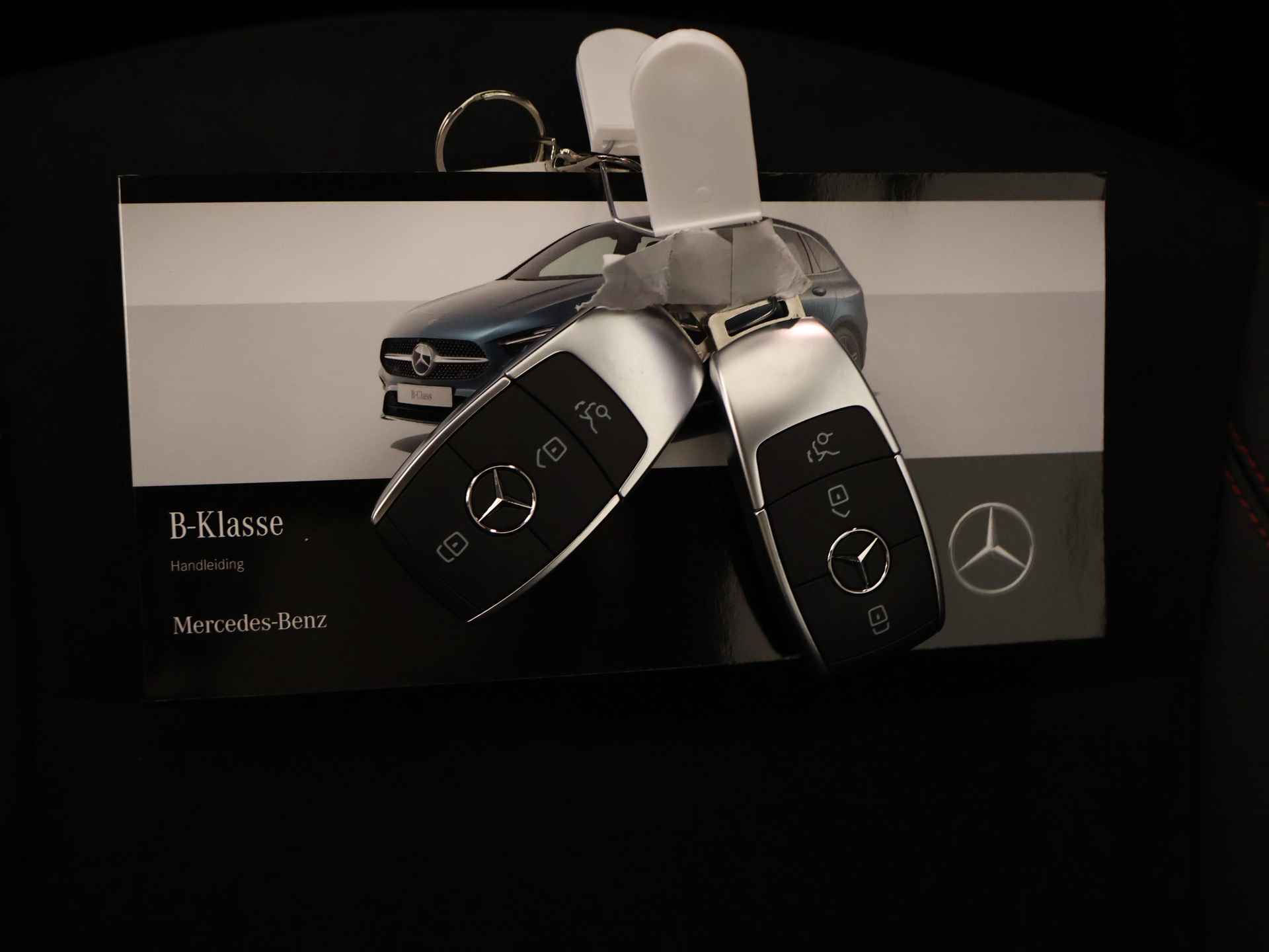 Mercedes-Benz B-Klasse 180 Star Edition AMG Line | Nightpakket | Dodehoekassistent | Keyless-Go comfortpakket | Draadloos oplaadsysteem voor Smartphone | USB-pakket plus | Sfeerverlichting | Parkeerpakket met achteruitrijcamera | - 16/38