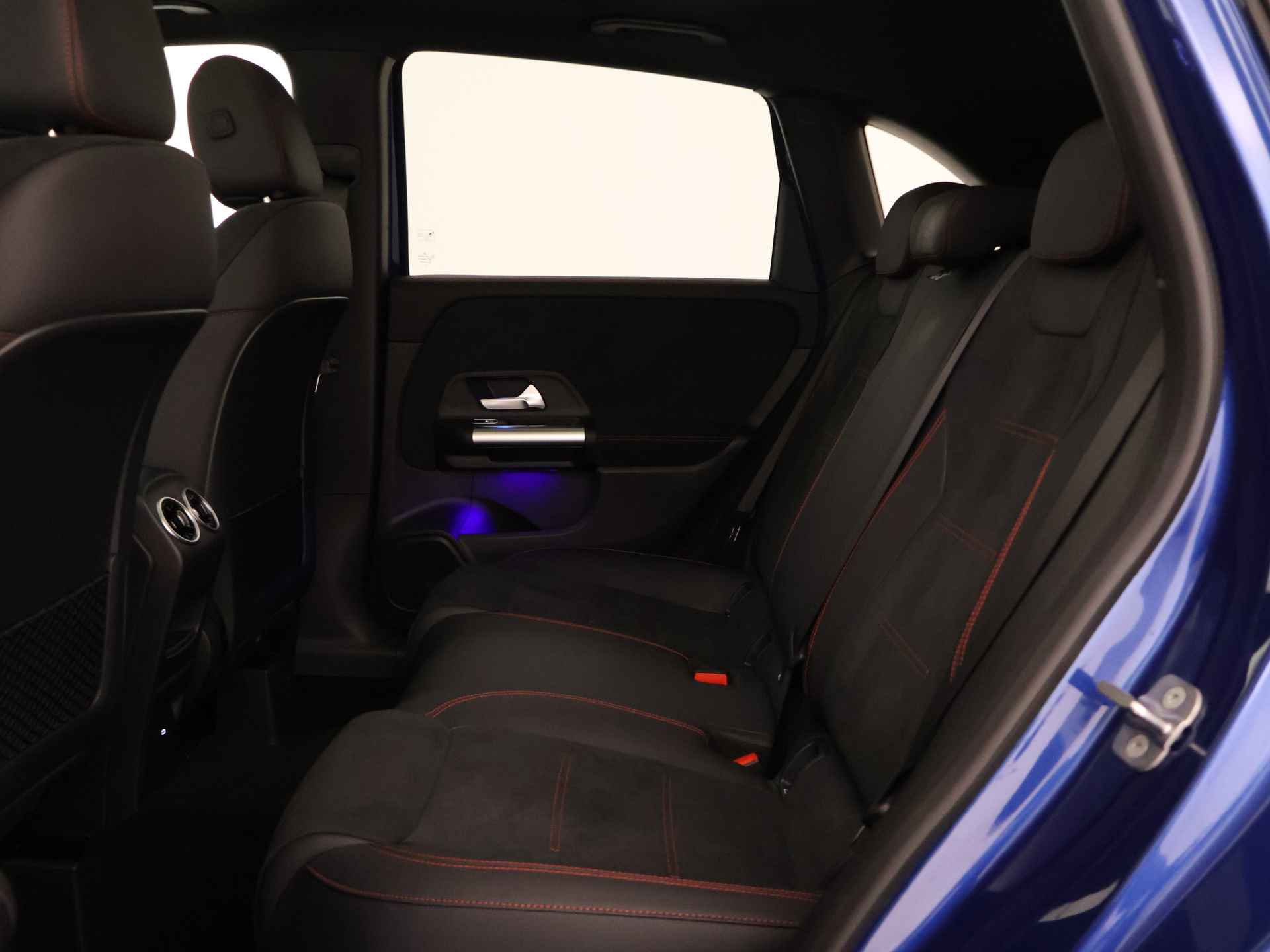 Mercedes-Benz B-Klasse 180 Star Edition AMG Line | Nightpakket | Dodehoekassistent | Keyless-Go comfortpakket | Draadloos oplaadsysteem voor Smartphone | USB-pakket plus | Sfeerverlichting | Parkeerpakket met achteruitrijcamera | - 26/38