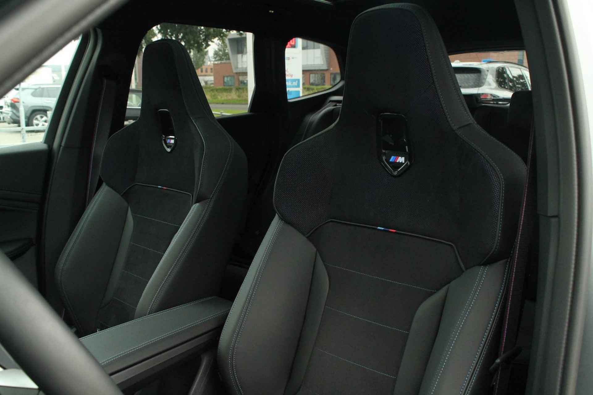 BMW Ix1 eDrive20 MSport Pro - M Stoelen - Pano - 20 inch LMV - 17/73