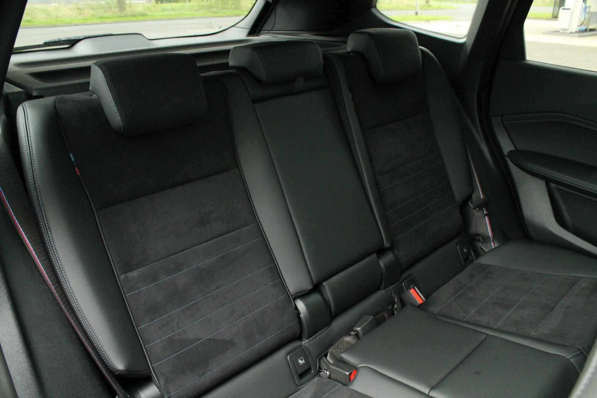 BMW Ix1 eDrive20 MSport Pro - M Stoelen - Pano - 20 inch LMV - 26/73