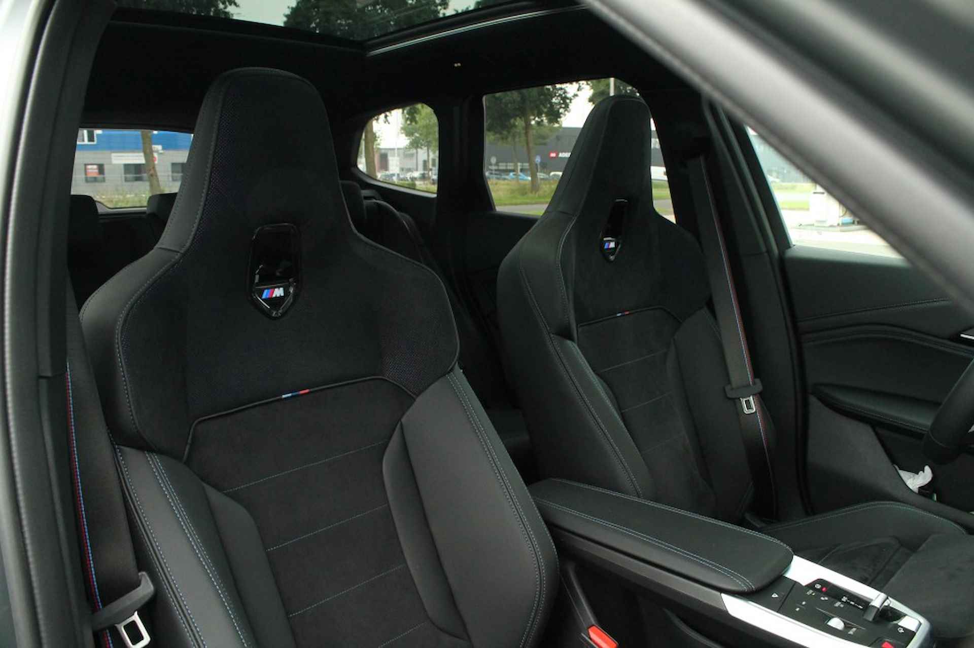 BMW Ix1 eDrive20 MSport Pro - M Stoelen - Pano - 20 inch LMV - 28/73