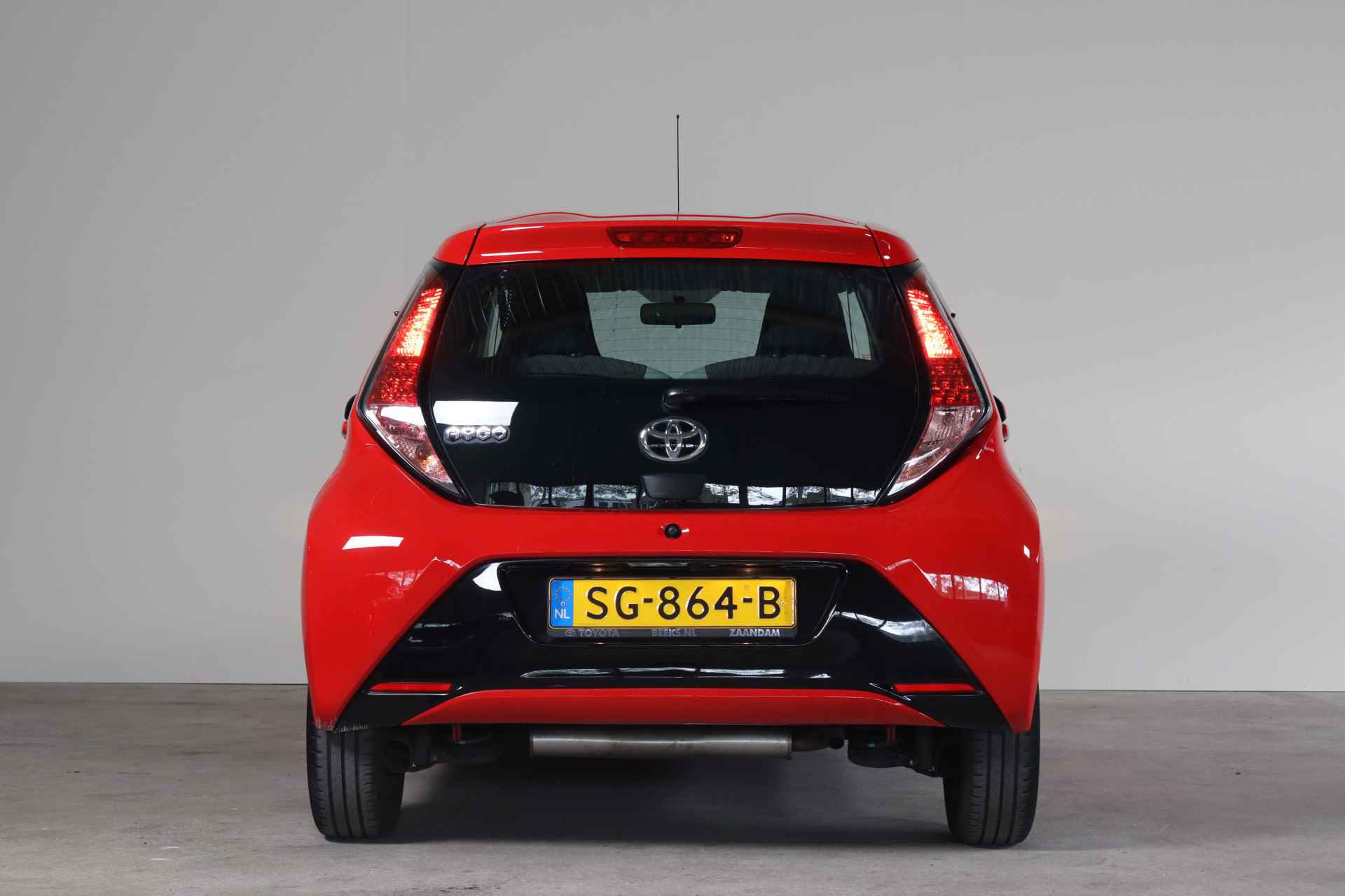Toyota Aygo 1.0 VVT-i x-play NL-Auto!! Camera I Automaat I Airco -- BEVRIJDINGSDAG GEOPEND VAN 11.00 T/M 15.00 UUR -- - 6/27