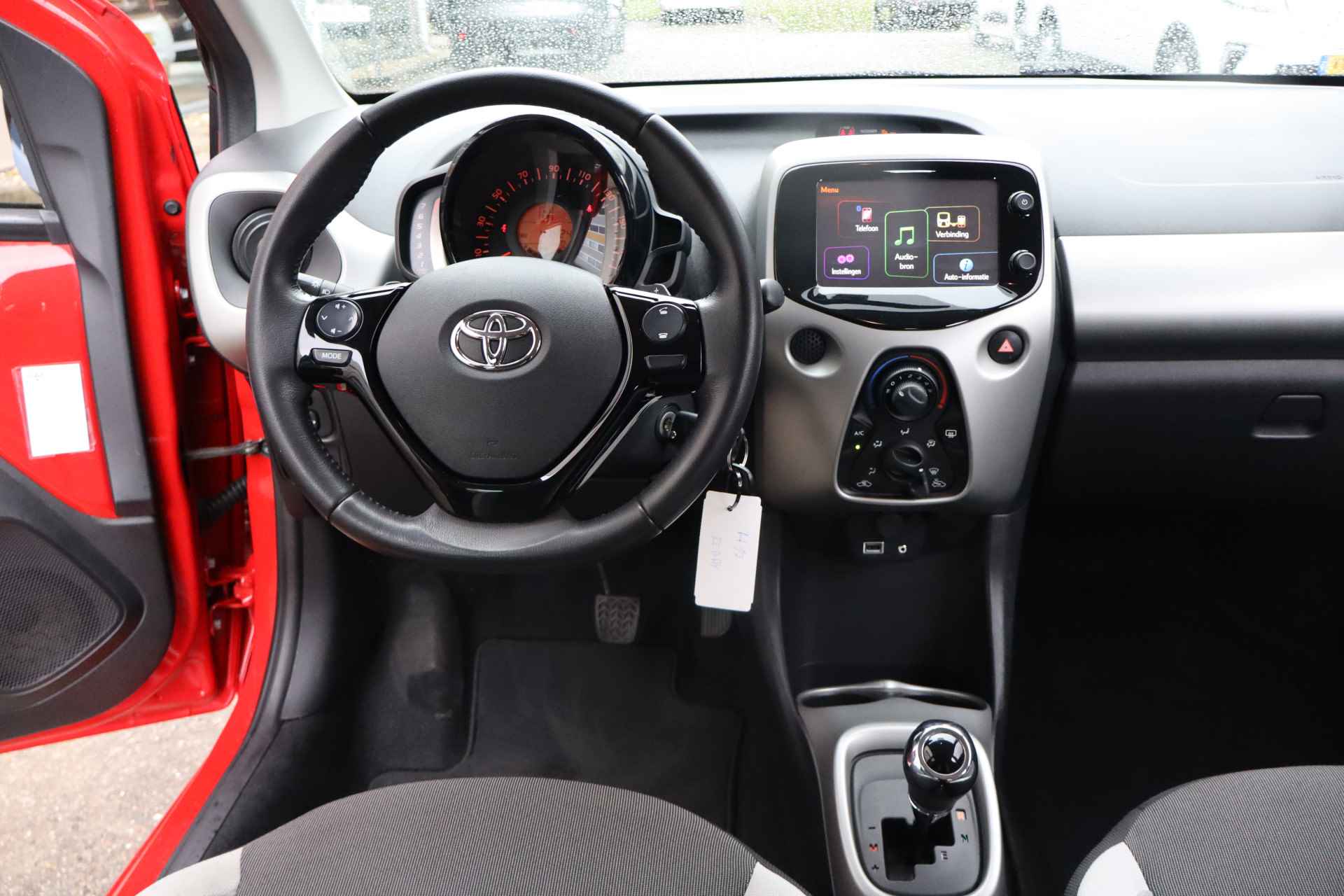 Toyota Aygo 1.0 VVT-i x-play NL-Auto!! Camera I Automaat I Airco -- BEVRIJDINGSDAG GEOPEND VAN 11.00 T/M 15.00 UUR -- - 8/27