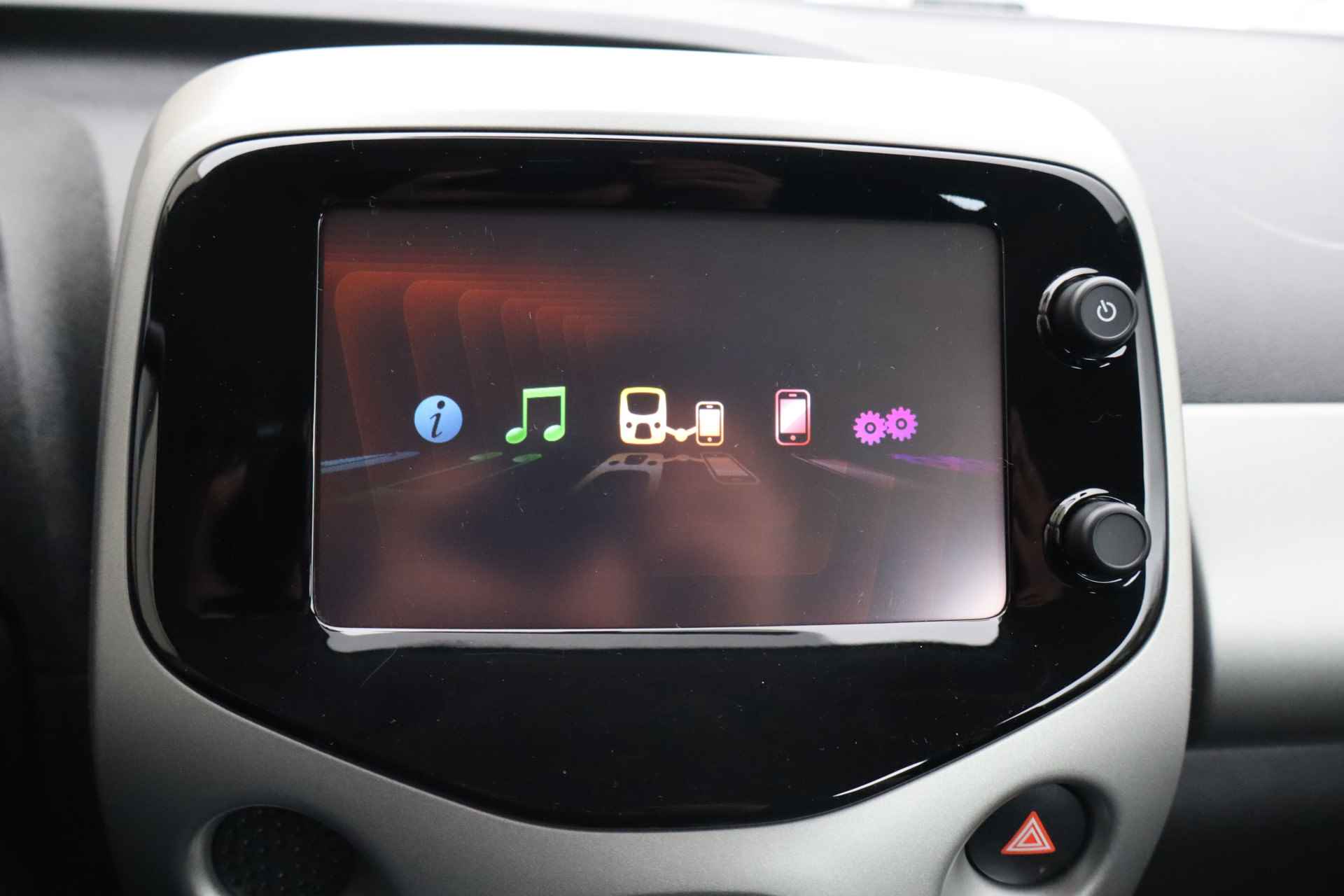 Toyota Aygo 1.0 VVT-i x-play NL-Auto!! Camera I Automaat I Airco -- BEVRIJDINGSDAG GEOPEND VAN 11.00 T/M 15.00 UUR -- - 9/27