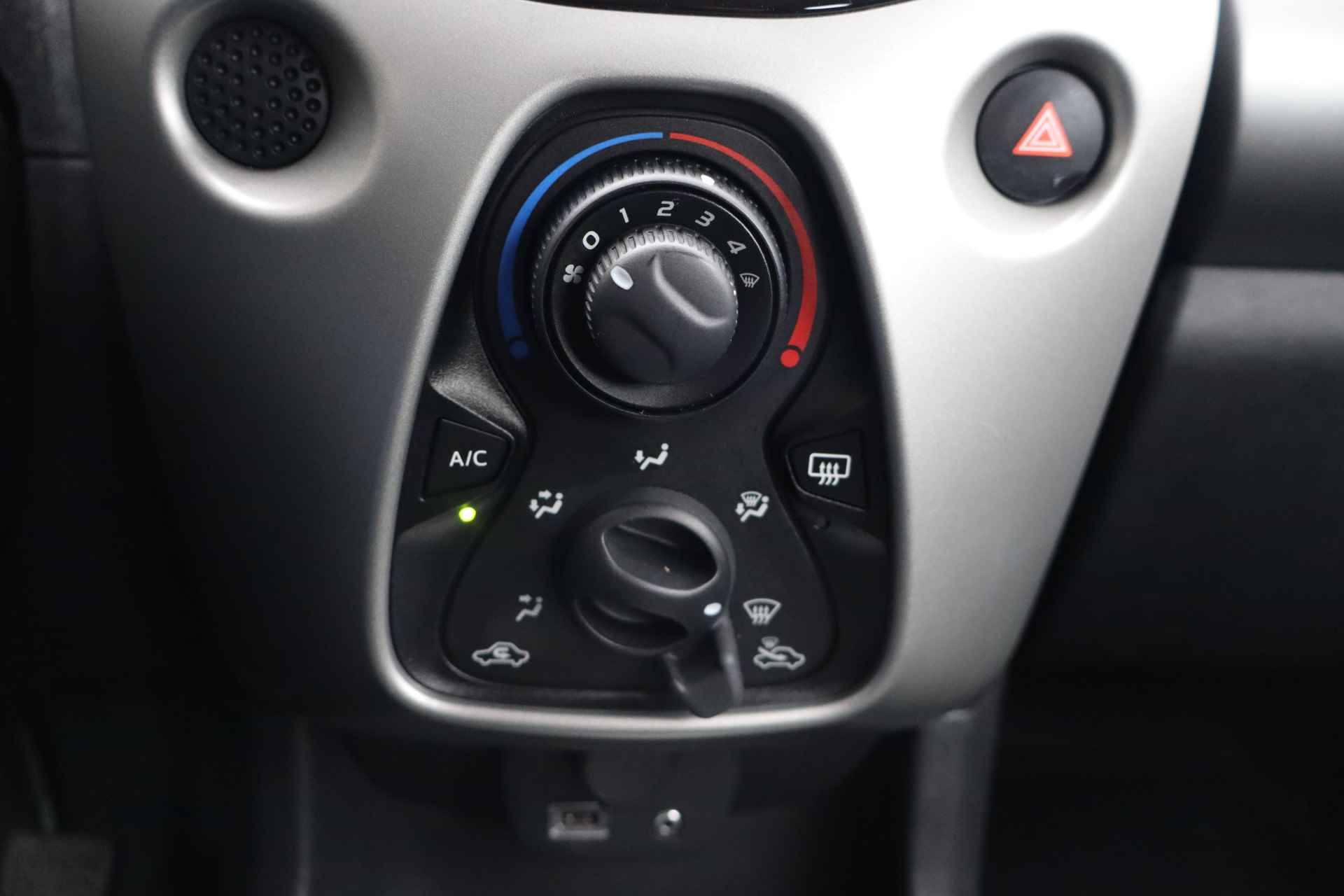 Toyota Aygo 1.0 VVT-i x-play NL-Auto!! Camera I Automaat I Airco -- 2de Pinksterdag open van 11.00 t/m 15.30 uur -- - 13/27
