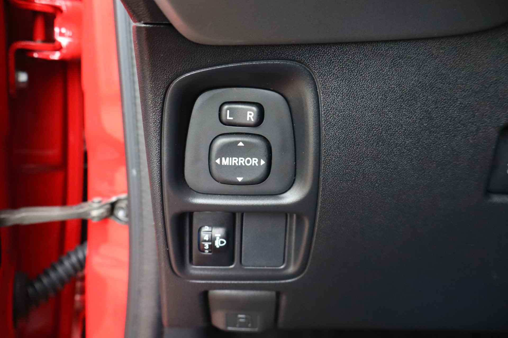 Toyota Aygo 1.0 VVT-i x-play NL-Auto!! Camera I Automaat I Airco -- 2de Pinksterdag open van 11.00 t/m 15.30 uur -- - 19/27