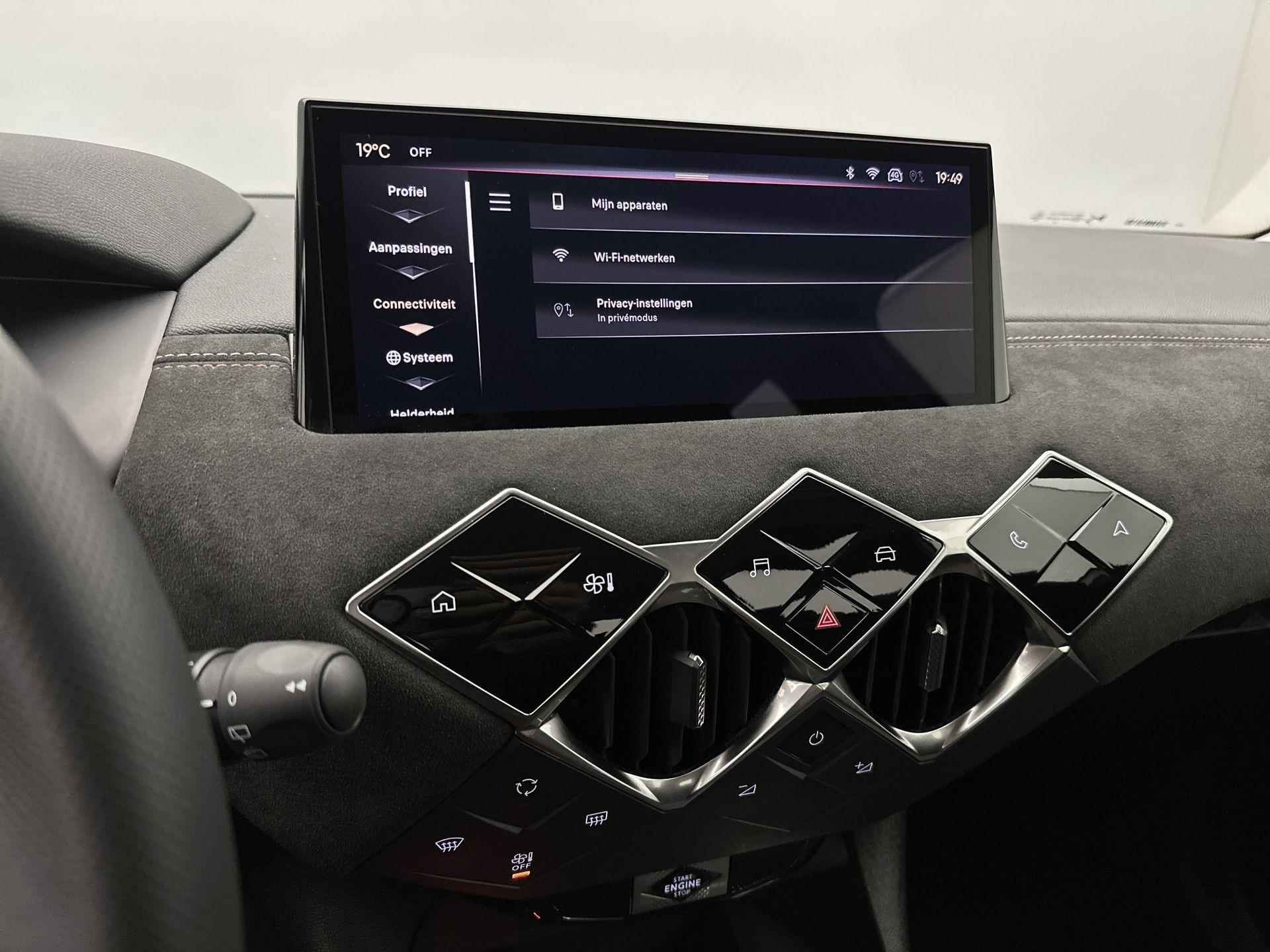 DS 3 SUV Performance Line 100 pk | Navigatie via Apple Carplay/Android Auto | Parkeersensoren Achter | Alcantara Interieur | Climate Control | Cruise Control | LED Koplampen | DAB Ontvanger | Start/Stop Systeem | 17" Lichtmetalen Velgen | - 24/32