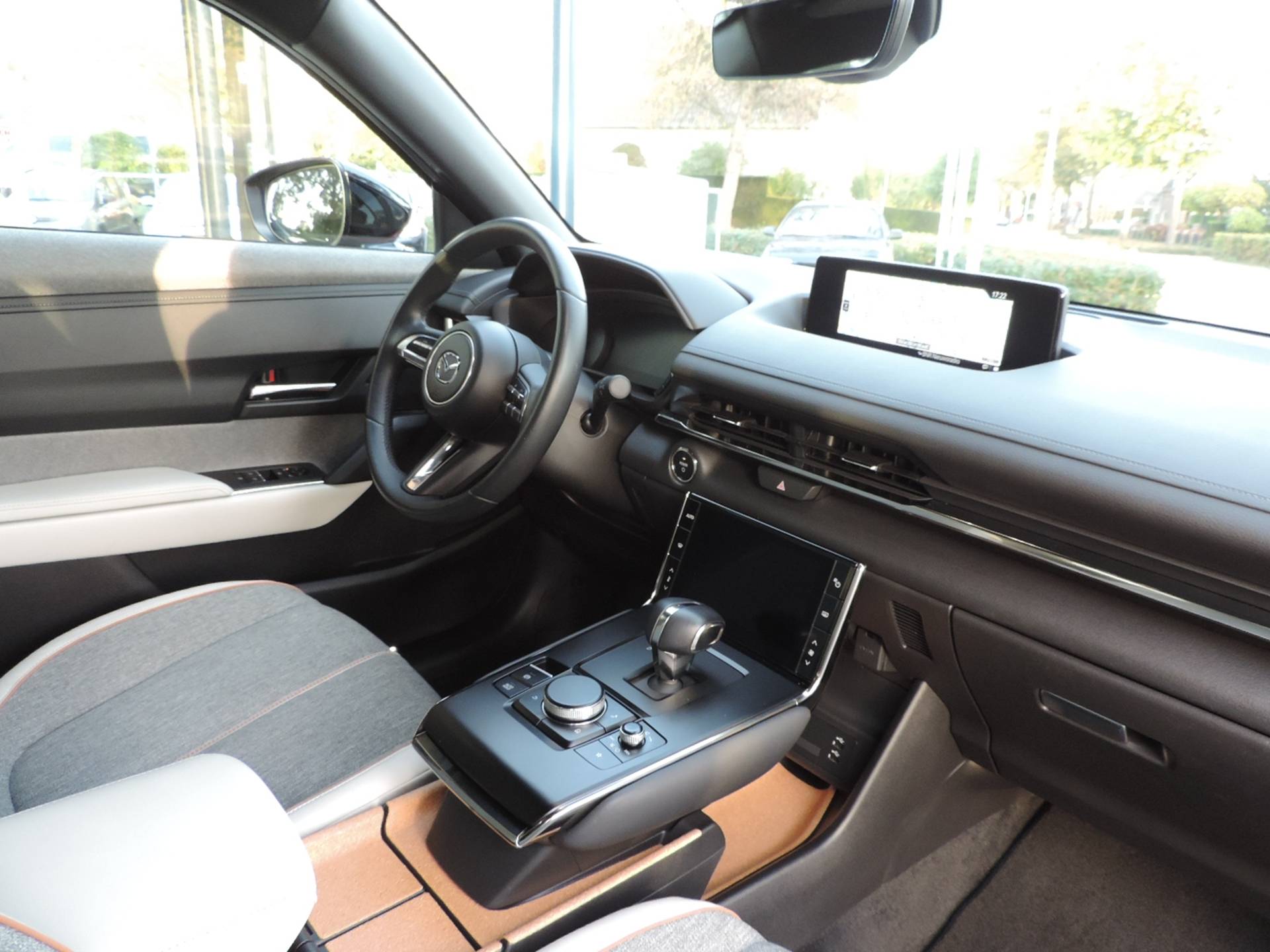Mazda MX-30 E-Skyactiv 145 35.5 kWh Modern Confidence - Adap | Hud | Apple CarPlay | PDC v+a | Camera | Nav | Incl. wintervelgenset - 2/49