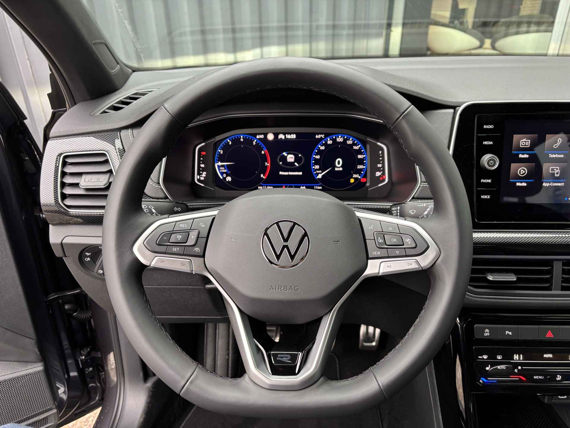 Volkswagen T-Cross R-Line-Edition 1.0 TSI 116 pk | 18" LM velgen | Matrix LED | Stoelverwarming - 10/22