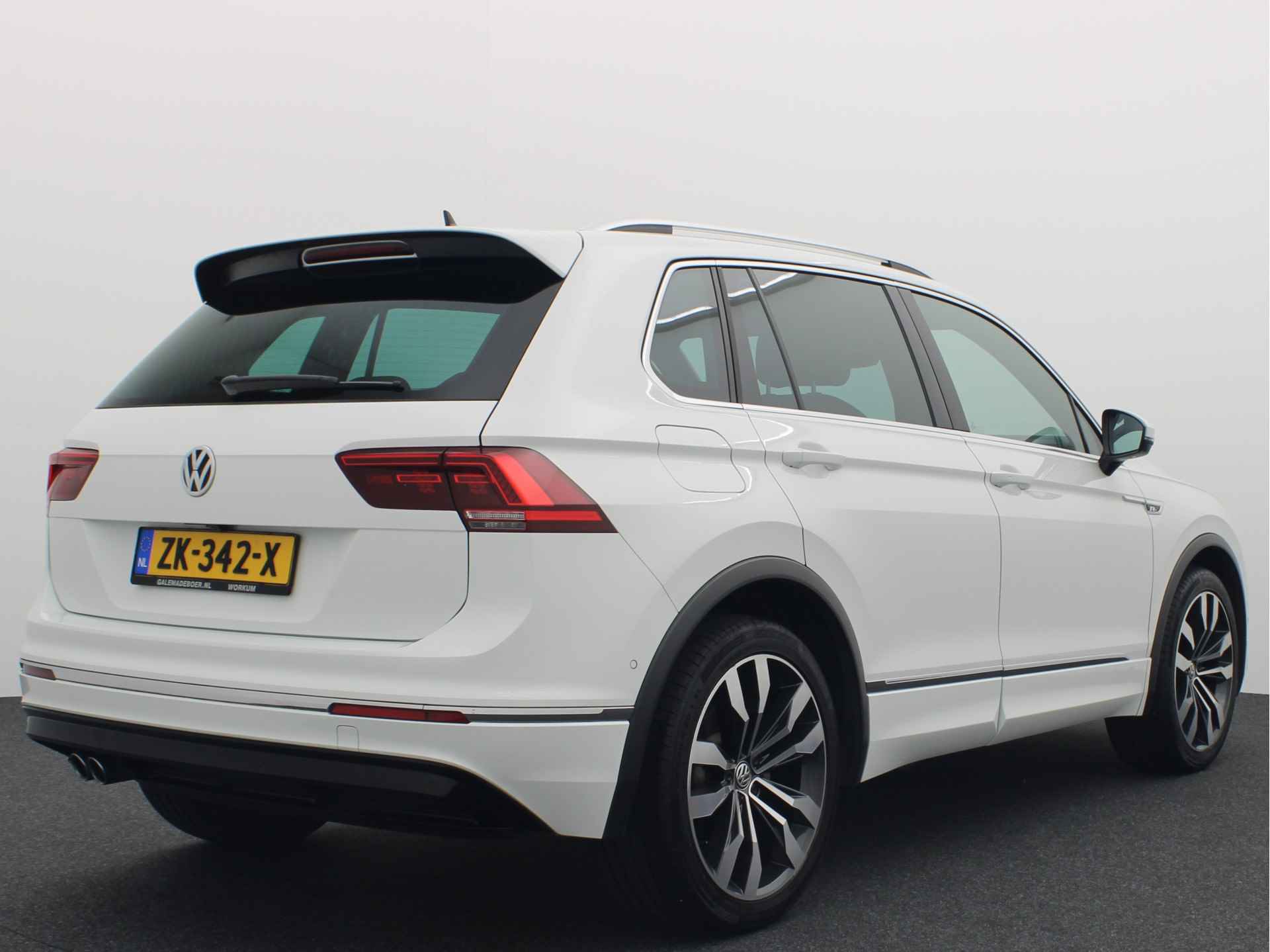 Volkswagen Tiguan 1.5 TSI ACT Highline Business R AUTOMAAT / R-LINE INTERIEUR / CAMERA / KEYLESS / VIRTUAL / CARPLAY / NL-AUTO - 18/57