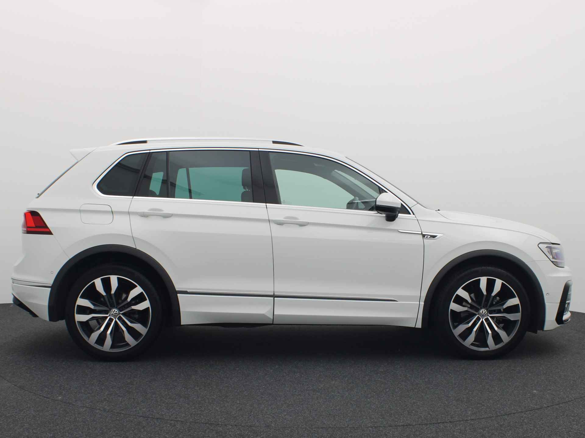 Volkswagen Tiguan 1.5 TSI ACT Highline Business R AUTOMAAT / R-LINE INTERIEUR / CAMERA / KEYLESS / VIRTUAL / CARPLAY / NL-AUTO - 19/57