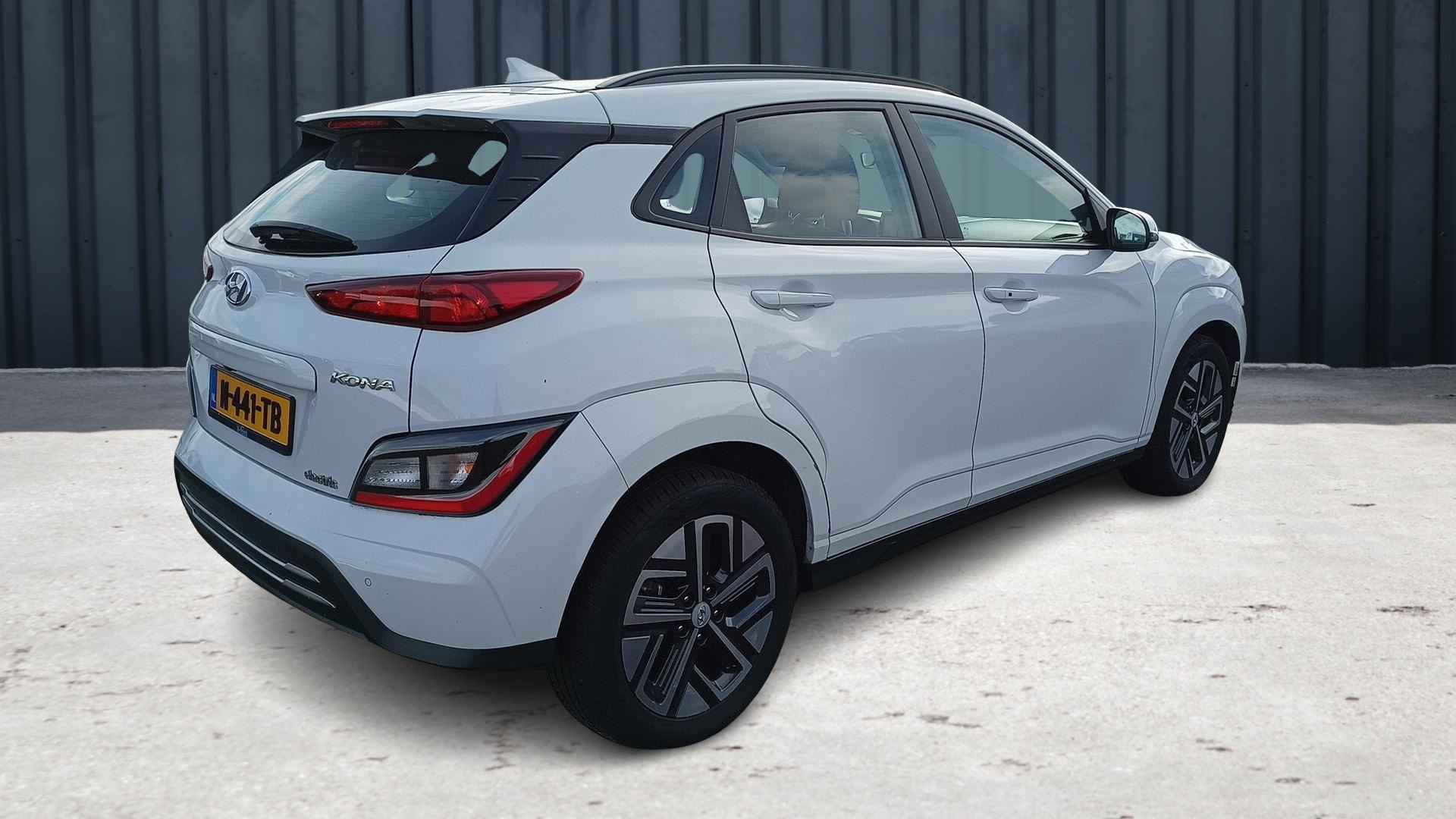 Hyundai KONA EV Comfort 64 kWh (204 PK) (Subsidie Mogelijk) 1e-Eig, Keurig-Onderh, 12-Mnd-BOVAG, NL-Auto, Navigatie/Apple-Carplay/Android-Auto, Adaptive-Cruisecontrol, Keyless-Entry/Start, Parkeersensoren, Achteruitrijcamera, DAB, Lm-Velgen-17Inch, Privacy-Glas - 4/15