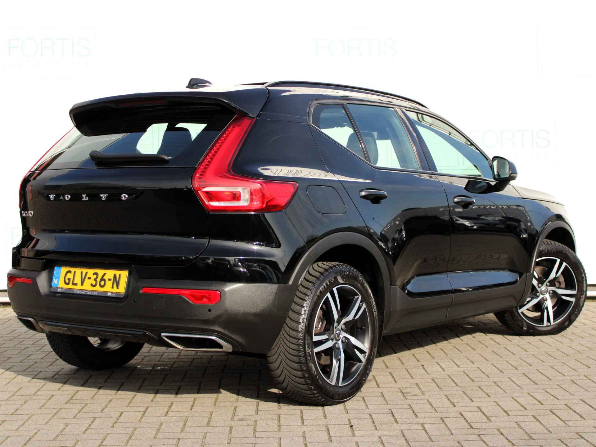 Volvo XC40 2.0 T5 AWD R-Design CAMERA | HARMAN KARDON | PANO | STOELVERW | AFN TREKHAAK | - 3/28