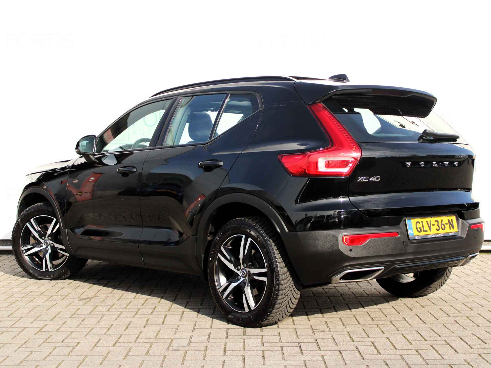 Volvo XC40 2.0 T5 AWD R-Design CAMERA | HARMAN KARDON | PANO | STOELVERW | AFN TREKHAAK | - 4/28