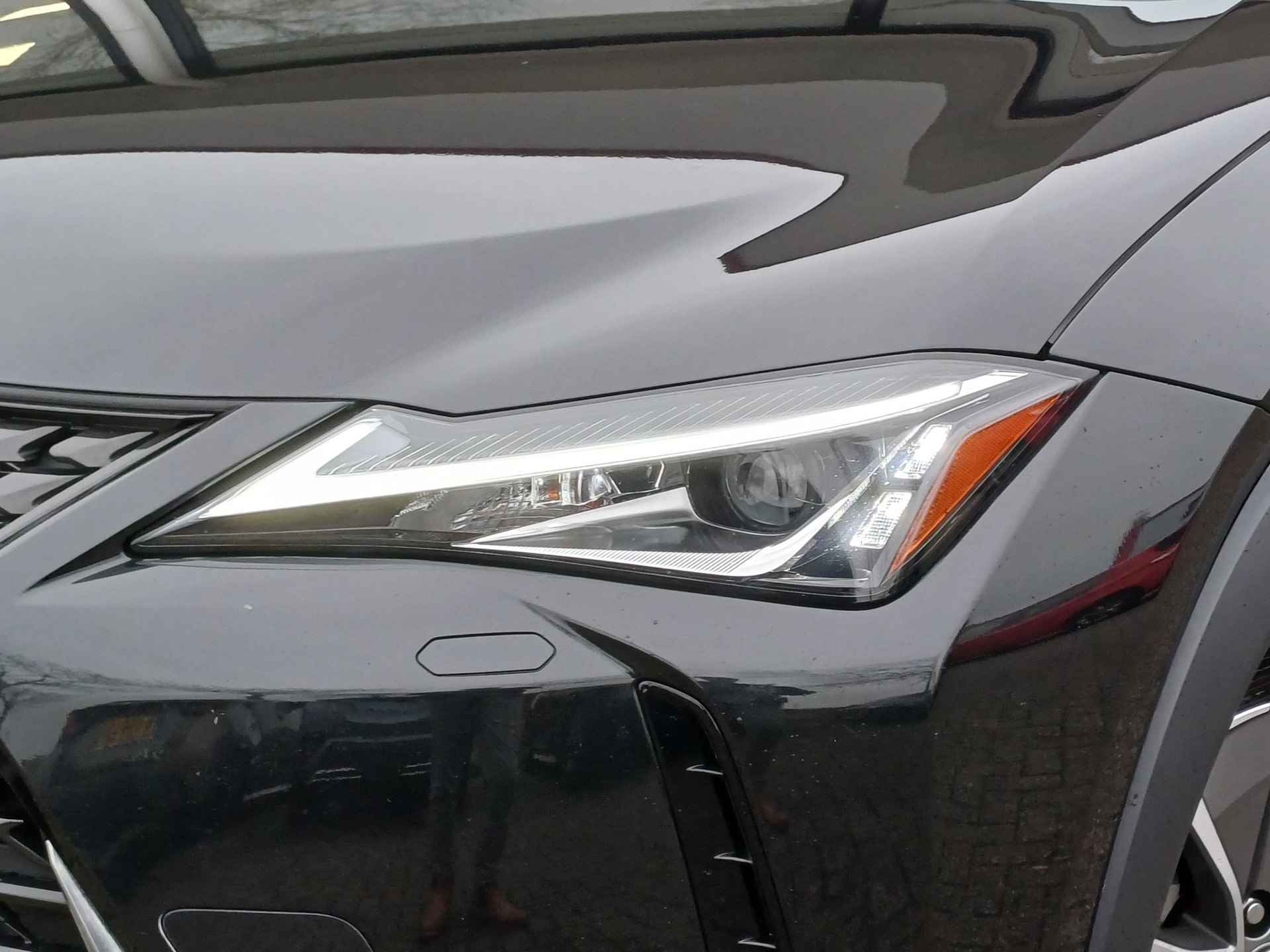 Lexus UX 300e Business 54 kWh 204 PK | Clima | Cruise | Carplay - Android Auto - 2/37