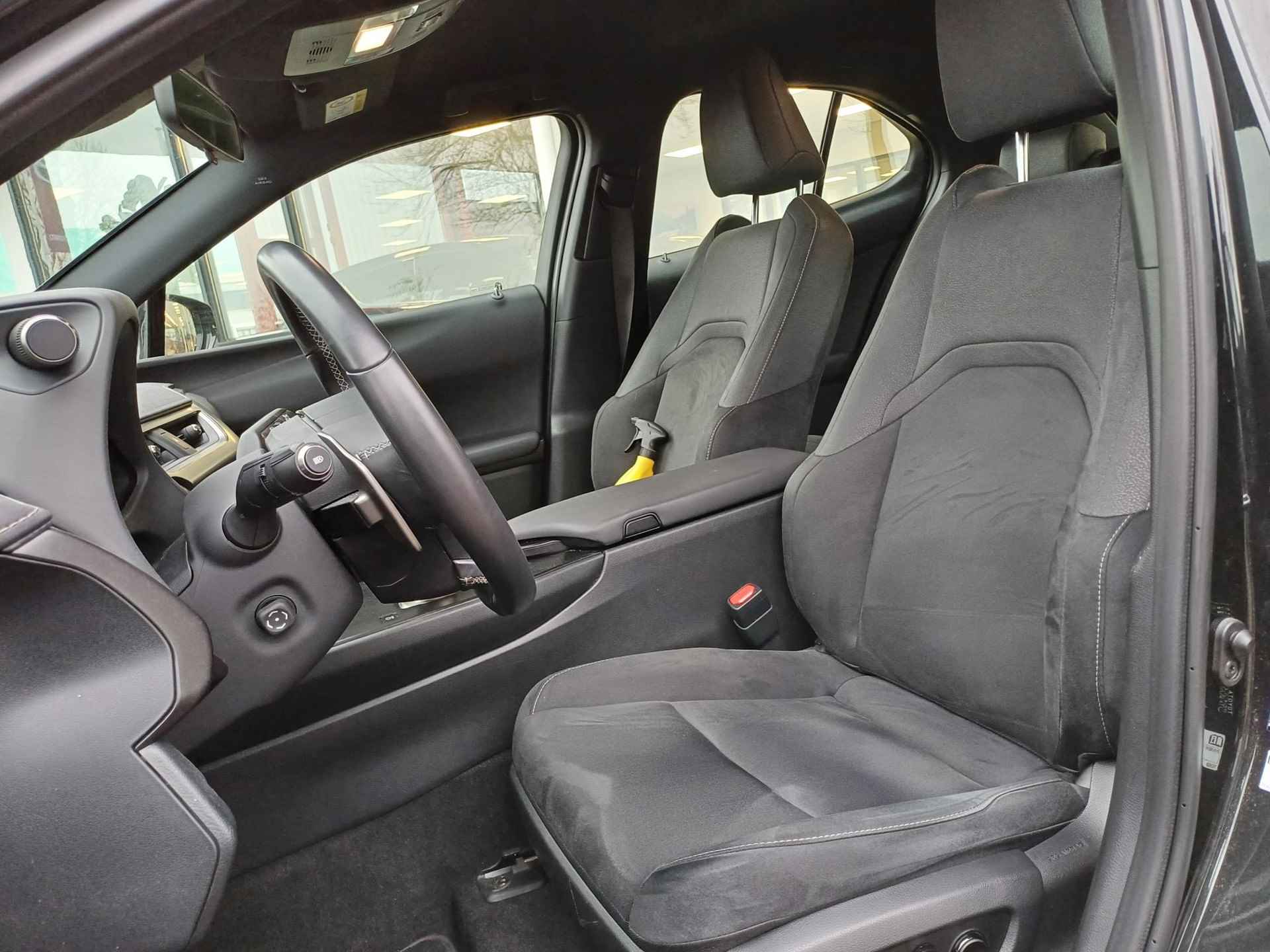 Lexus UX 300e Business 54 kWh 204 PK | Clima | Cruise | Carplay - Android Auto - 17/37