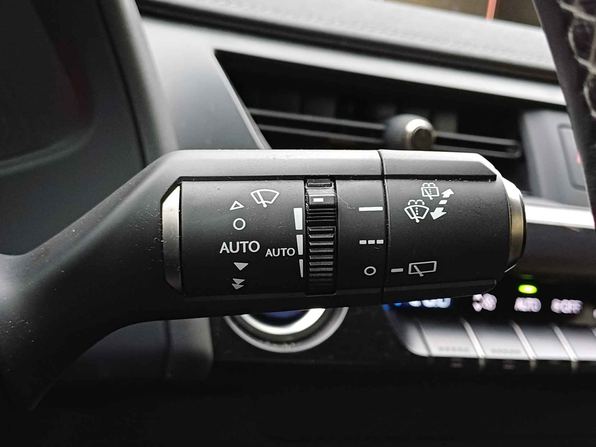 Lexus UX 300e Business 54 kWh 204 PK | Clima | Cruise | Carplay - Android Auto - 26/37