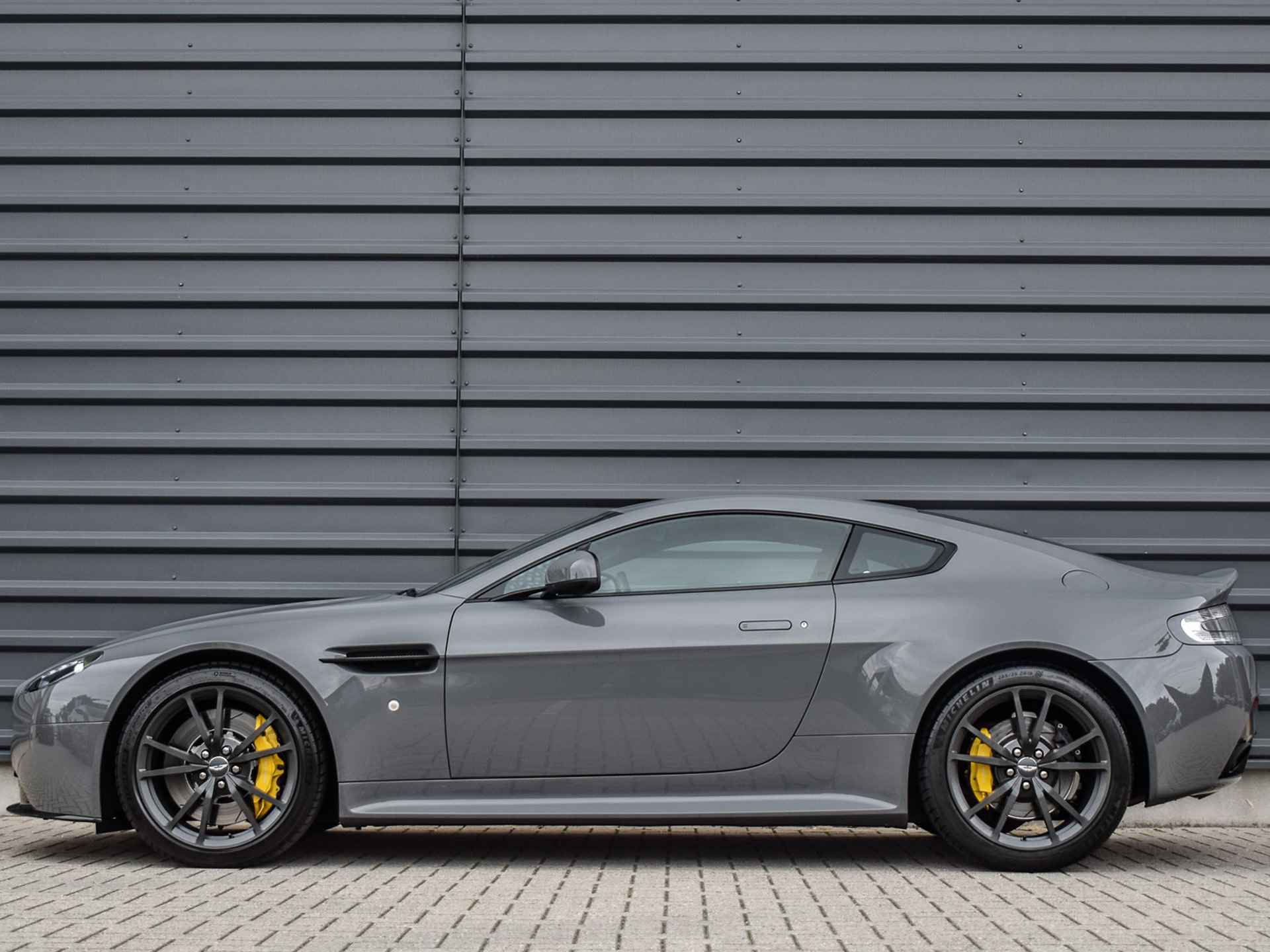 Aston Martin V8 Vantage 4.7 V8 S | 436PK | AM V8 | CARBON DETAILS | CHINA GREY | OBSIDIAN BLACK LEDER & ELECTRON YELLOW | - 3/56