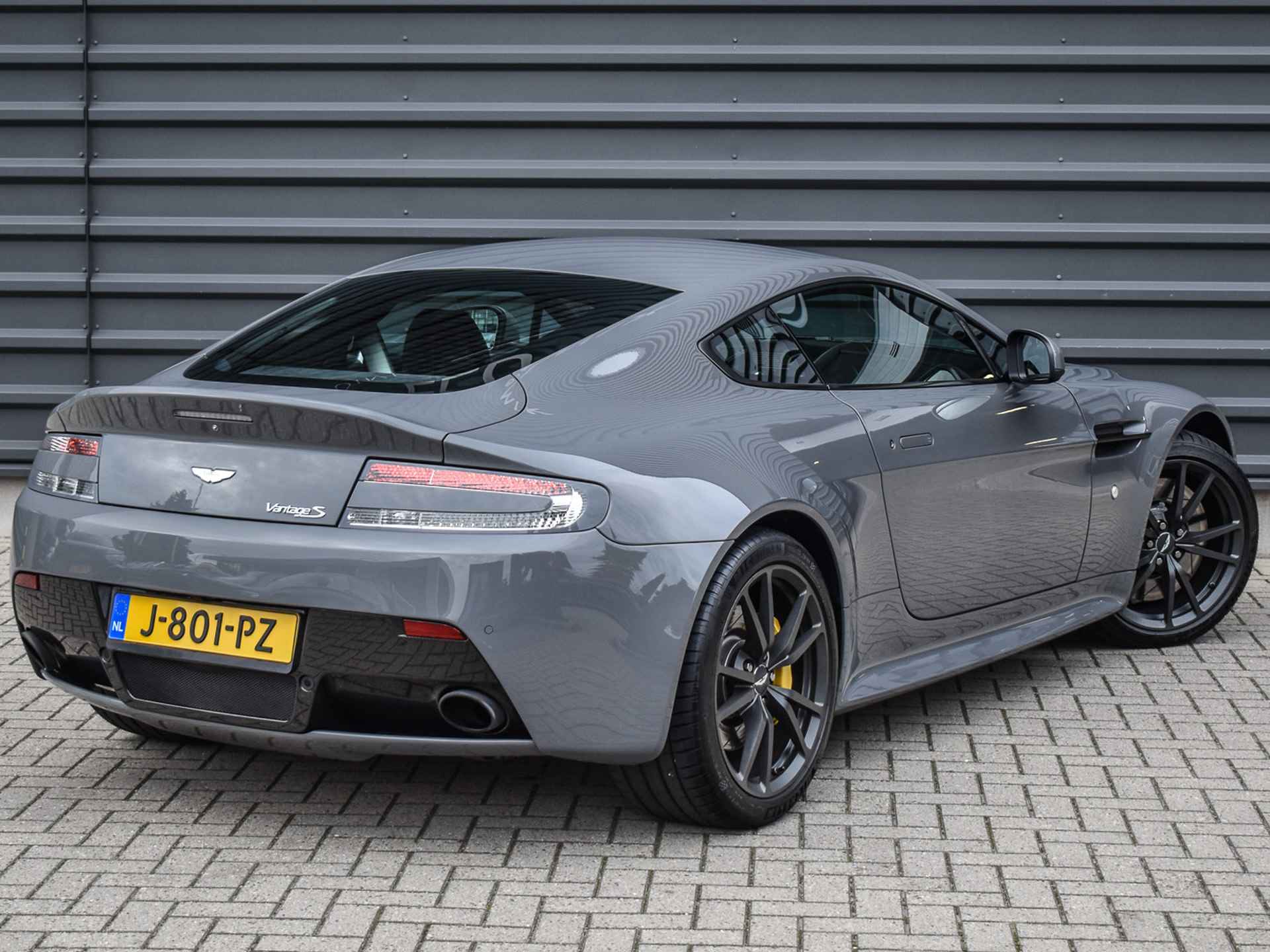 Aston Martin V8 Vantage 4.7 V8 S | 436PK | AM V8 | CARBON DETAILS | CHINA GREY | OBSIDIAN BLACK LEDER & ELECTRON YELLOW | - 4/56