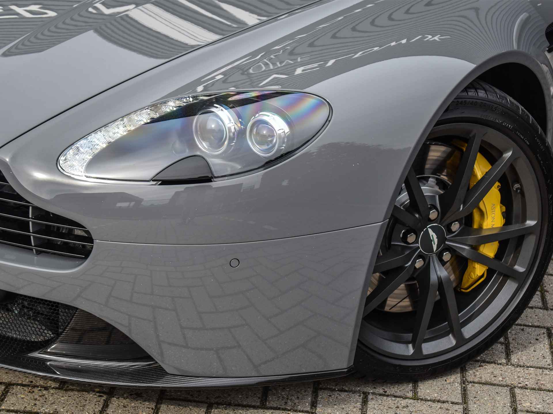 Aston Martin V8 Vantage 4.7 V8 S | 436PK | AM V8 | CARBON DETAILS | CHINA GREY | OBSIDIAN BLACK LEDER & ELECTRON YELLOW | - 9/56