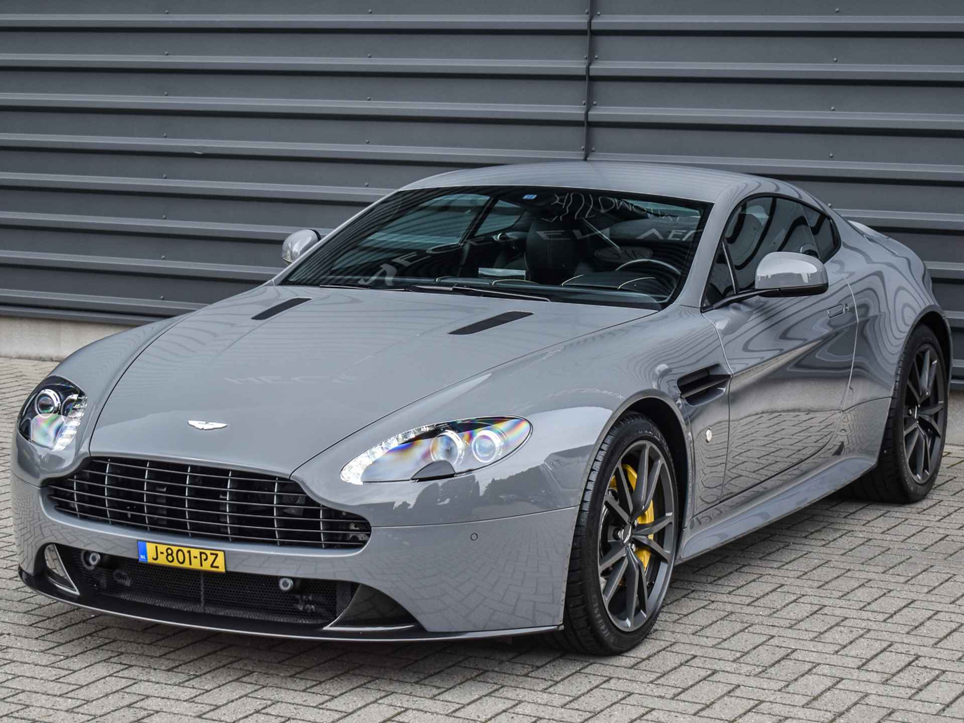 Aston Martin V8 Vantage 4.7 V8 S | 436PK | AM V8 | CARBON DETAILS | CHINA GREY | OBSIDIAN BLACK LEDER & ELECTRON YELLOW | - 52/56