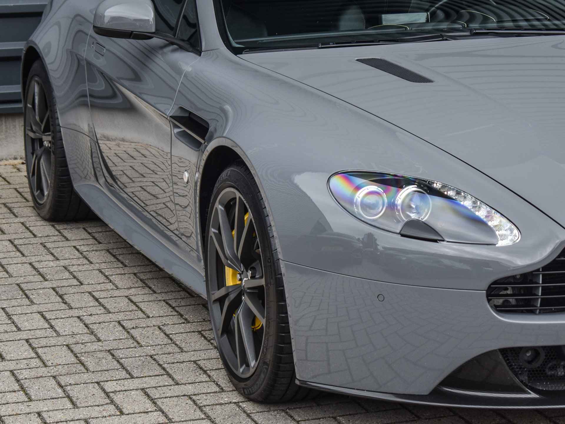 Aston Martin V8 Vantage 4.7 V8 S | 436PK | AM V8 | CARBON DETAILS | CHINA GREY | OBSIDIAN BLACK LEDER & ELECTRON YELLOW | - 53/56