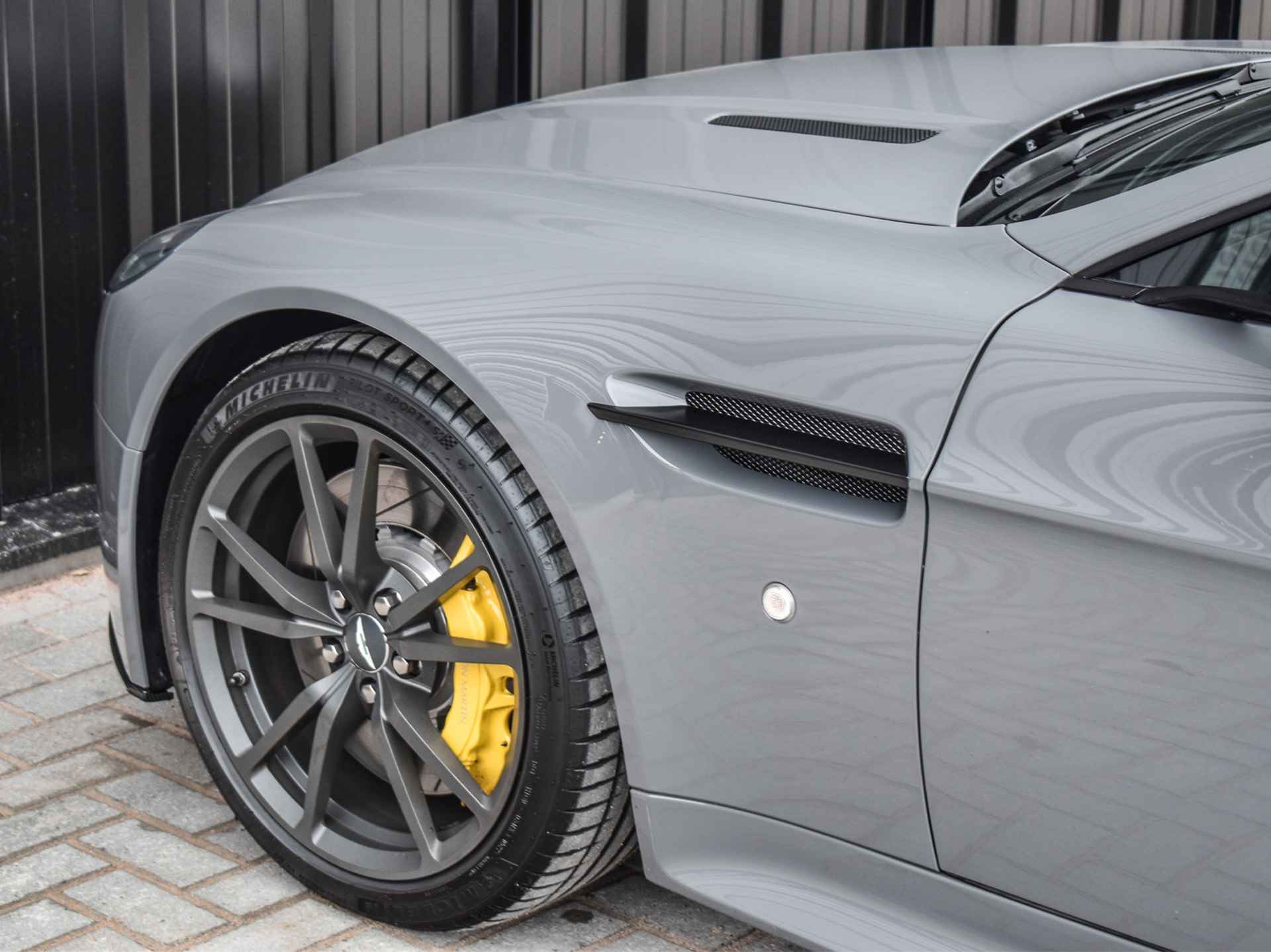 Aston Martin V8 Vantage 4.7 V8 S | 436PK | AM V8 | CARBON DETAILS | CHINA GREY | OBSIDIAN BLACK LEDER & ELECTRON YELLOW | - 53/58