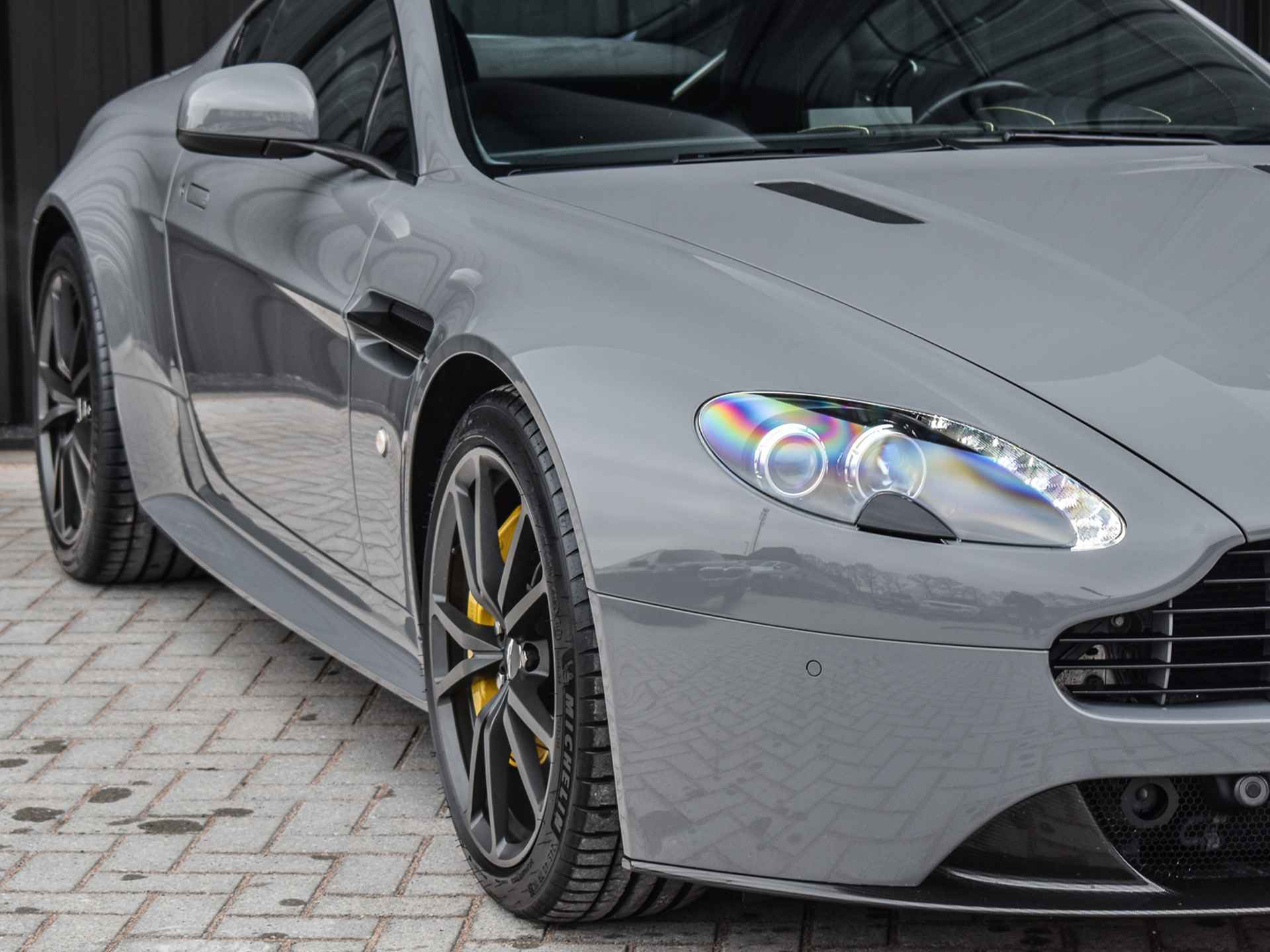 Aston Martin V8 Vantage 4.7 V8 S | 436PK | AM V8 | CARBON DETAILS | CHINA GREY | OBSIDIAN BLACK LEDER & ELECTRON YELLOW | - 54/58