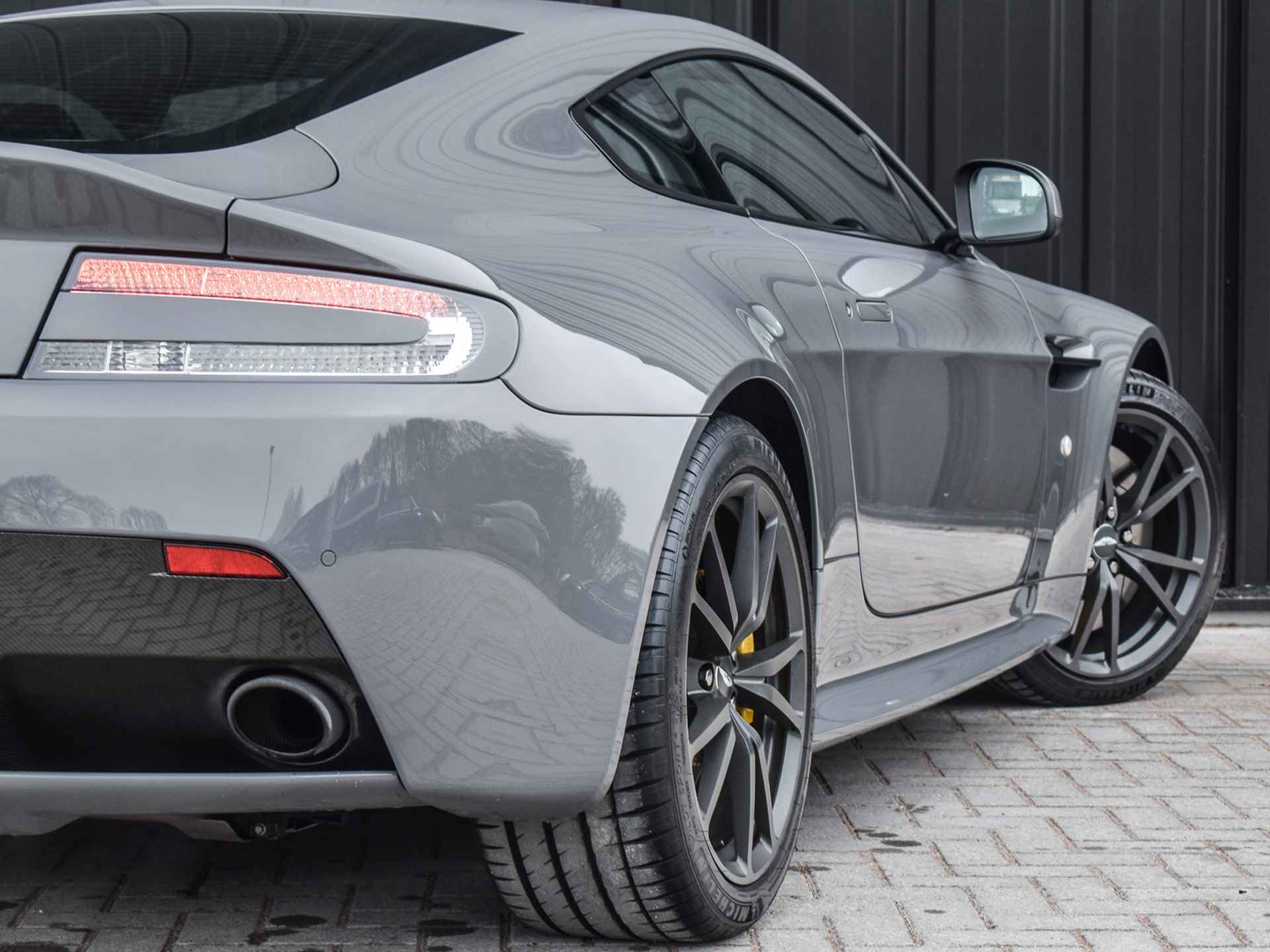 Aston Martin V8 Vantage 4.7 V8 S | 436PK | AM V8 | CARBON DETAILS | CHINA GREY | OBSIDIAN BLACK LEDER & ELECTRON YELLOW | - 55/58