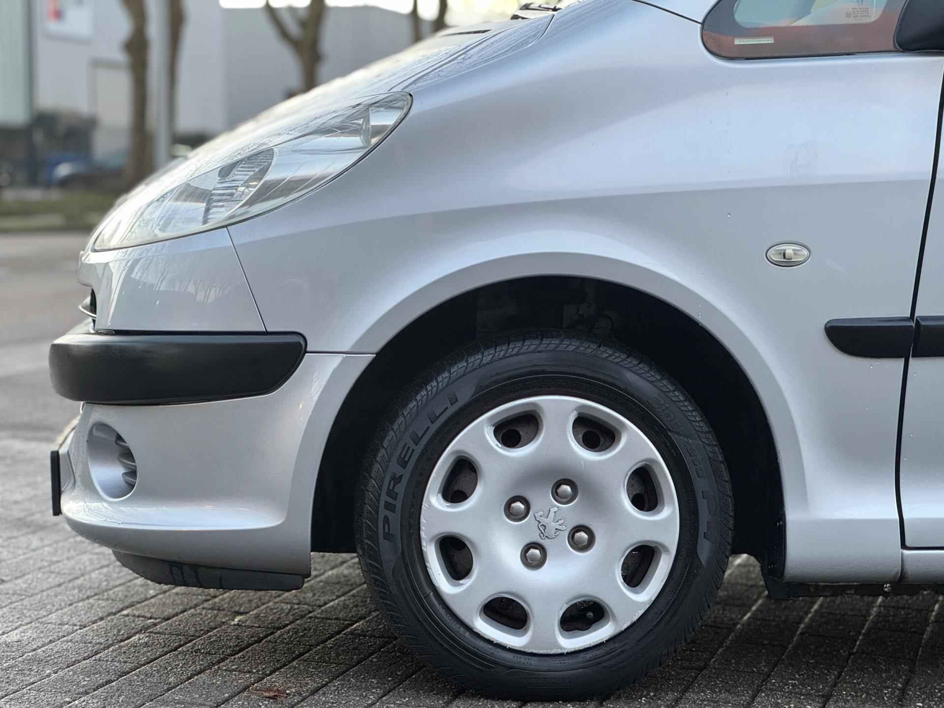 Peugeot 1007 1.4 Urban Lage KM Boekjes Elektrische zijschuifdeuren | 3 sleutels - 10/41