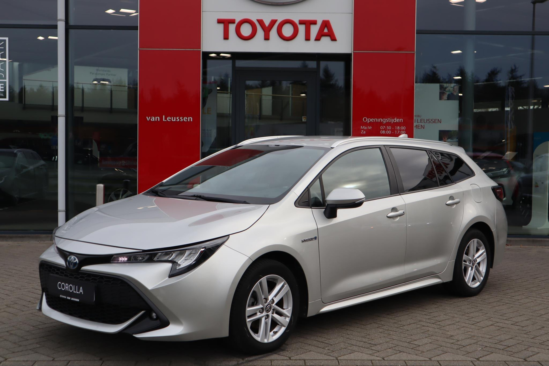 Toyota Corolla Touring Sports 1.8 Hybrid Dynamic APPLE/ANDROID STOEL/STUURVERW. CAMERA AD-CRUISE PRIVACY-GLASS LM-VELGEN bij viaBOVAG.nl