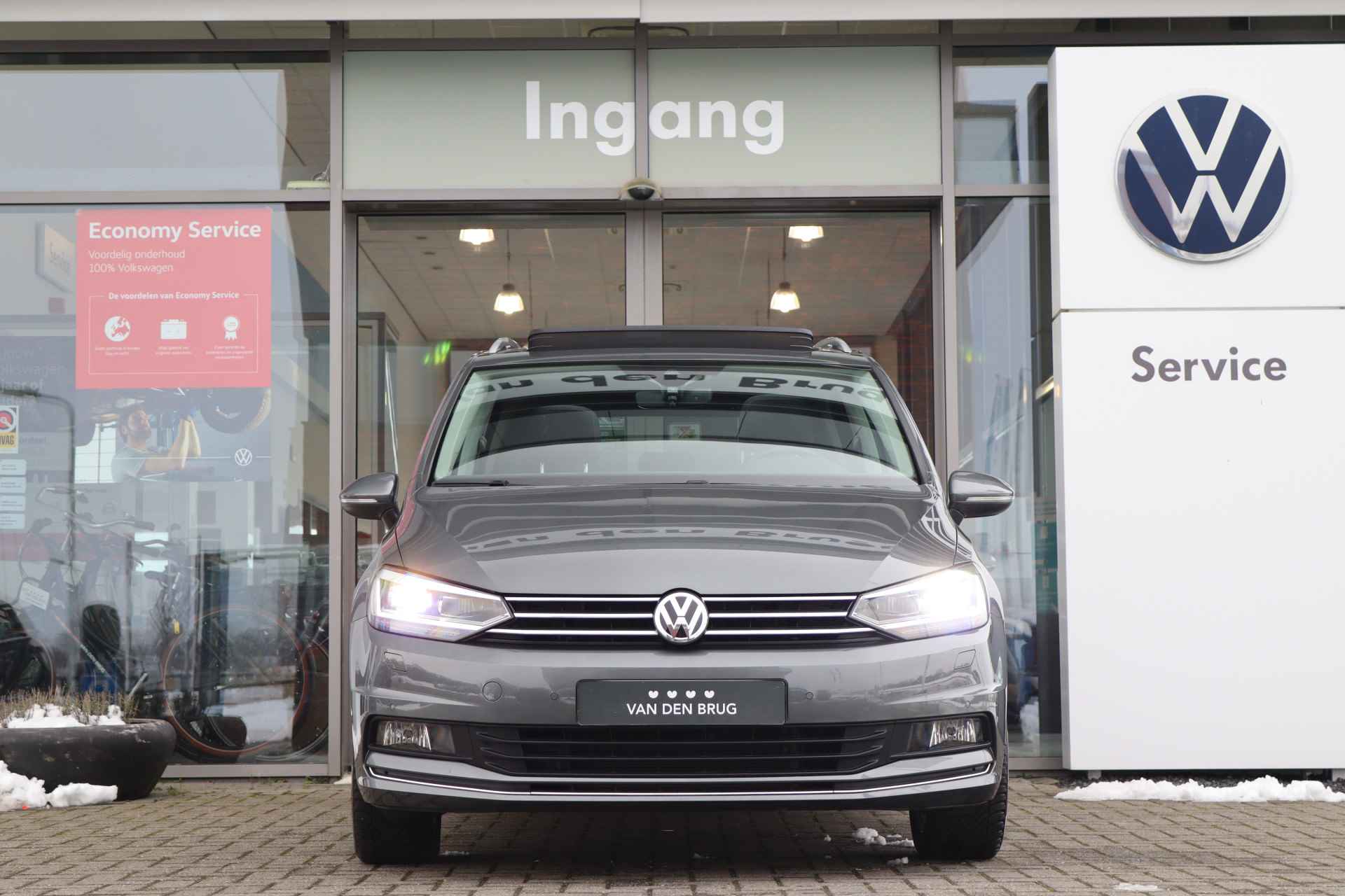 Volkswagen Touran 1.4 TSI 150 pk DSG Highline 5P | Panoramadak | Zwenkbare Trekhaak | Voorstoelen met Massage | LED | Stoel + Stuur verwarmd | Camera | 17'' LM | Grootlicht Assistent | - 4/45