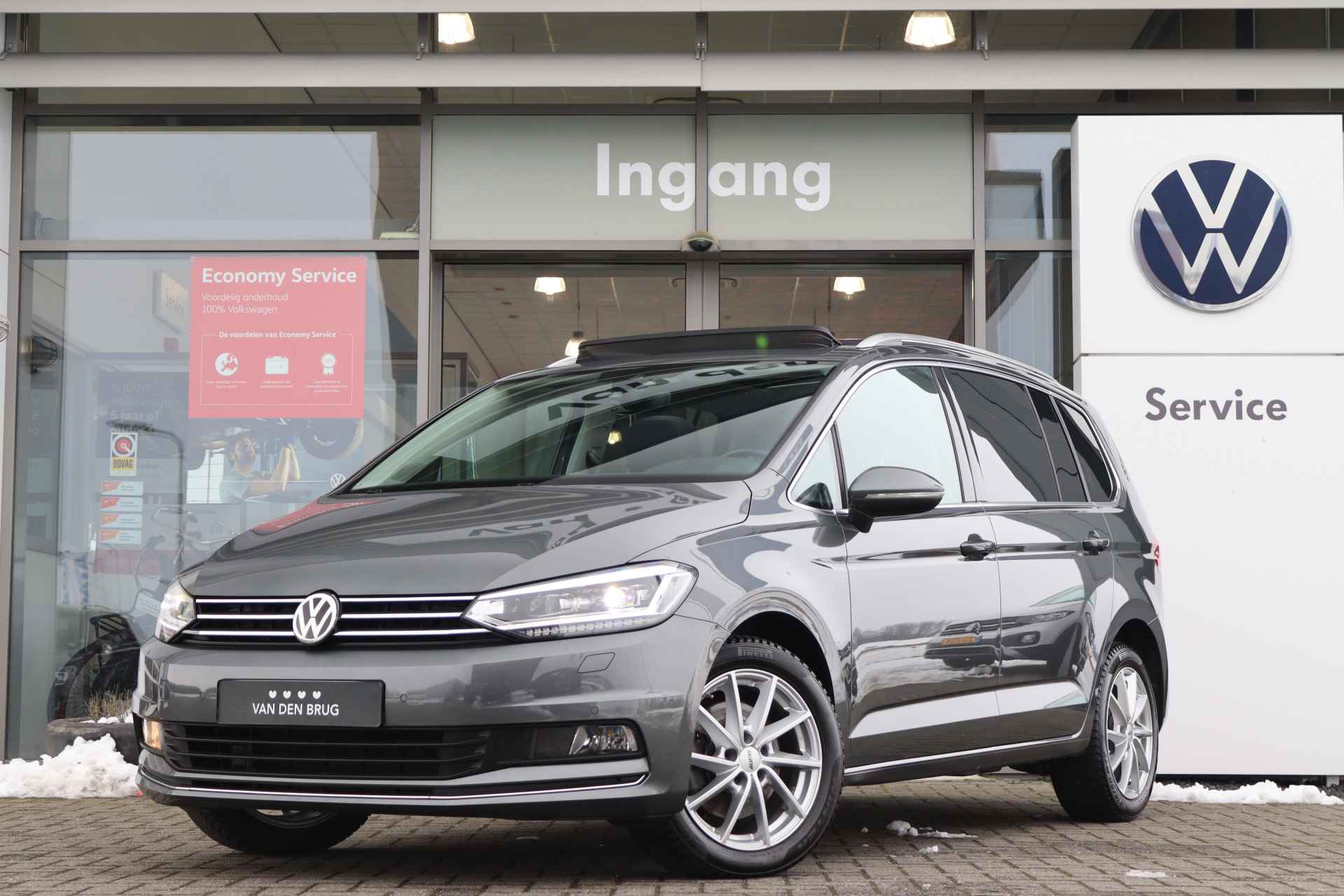 Volkswagen Touran 1.4 TSI 150 pk DSG Highline 5P | Panoramadak | Zwenkbare Trekhaak | Voorstoelen met Massage | LED | Stoel + Stuur verwarmd | Camera | 17'' LM | Grootlicht Assistent | - 45/45