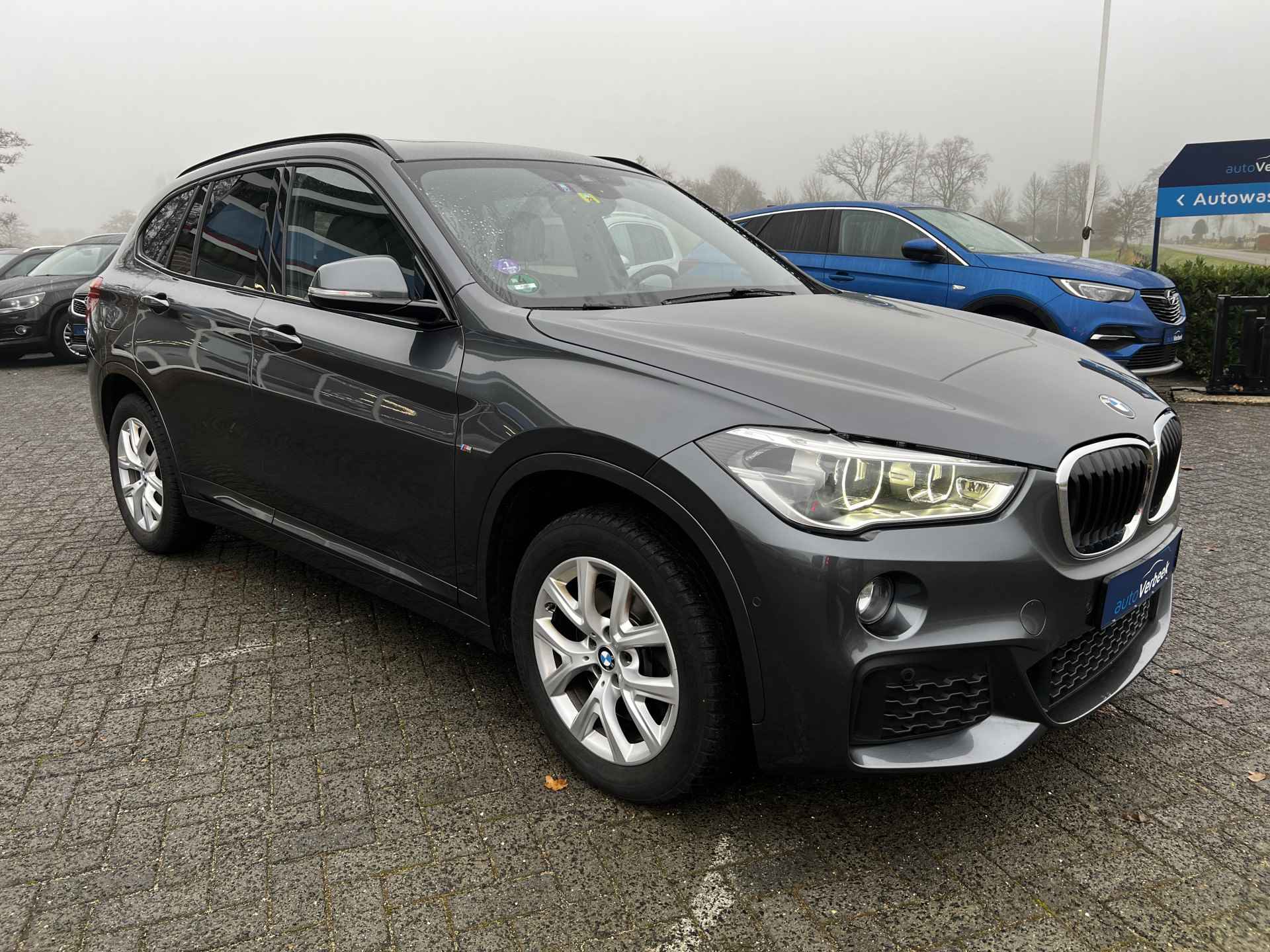BMW X1 xDrive25iA High Executive M-Sport | Pano | DAB | LED+ koplampen | Adaptieve dempers | Harman Kardon HiFi | Afn.trekhaak (2.000kg) | 19" Zomerwielen styling 572 M | 17" Winterwielen styling 574 | Nw.prijs € 78.743,- - 8/24