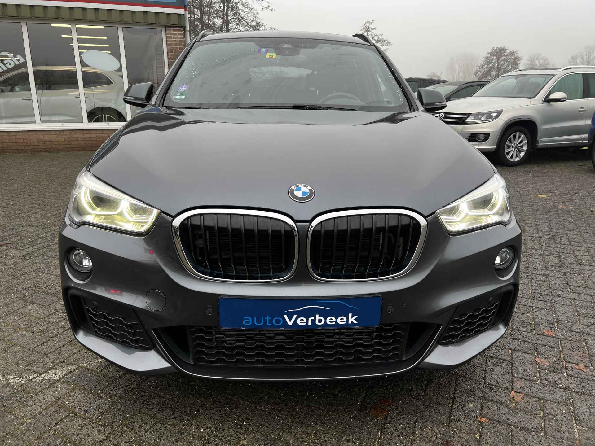 BMW X1 xDrive25iA High Executive M-Sport | Pano | DAB | LED+ koplampen | Adaptieve dempers | Harman Kardon HiFi | Afn.trekhaak (2.000kg) | 19" Zomerwielen styling 572 M | 17" Winterwielen styling 574 | Nw.prijs € 78.743,- - 9/24