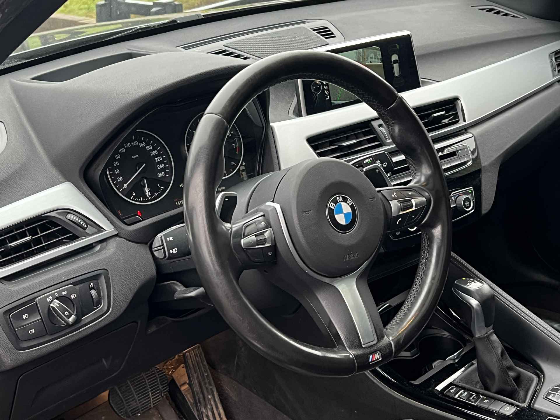 BMW X1 xDrive25iA High Executive M-Sport | Pano | DAB | LED+ koplampen | Adaptieve dempers | Harman Kardon HiFi | Afn.trekhaak (2.000kg) | 19" Zomerwielen styling 572 M | 17" Winterwielen styling 574 | Nw.prijs € 78.743,- - 11/24