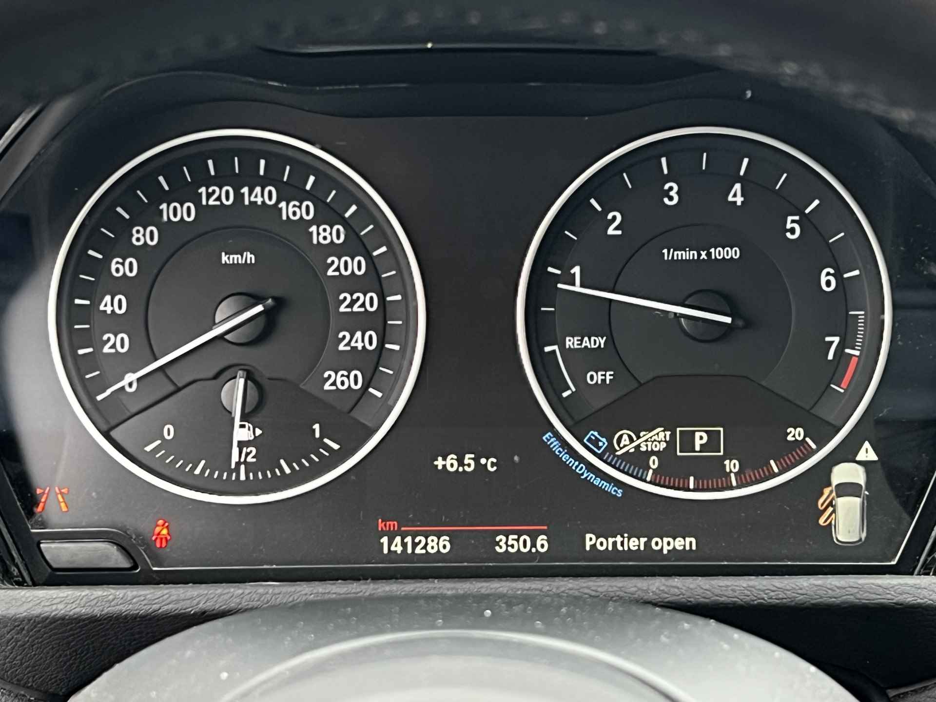 BMW X1 xDrive25iA High Executive M-Sport | Pano | DAB | LED+ koplampen | Adaptieve dempers | Harman Kardon HiFi | Afn.trekhaak (2.000kg) | 19" Zomerwielen styling 572 M | 17" Winterwielen styling 574 | Nw.prijs € 78.743,- - 16/24