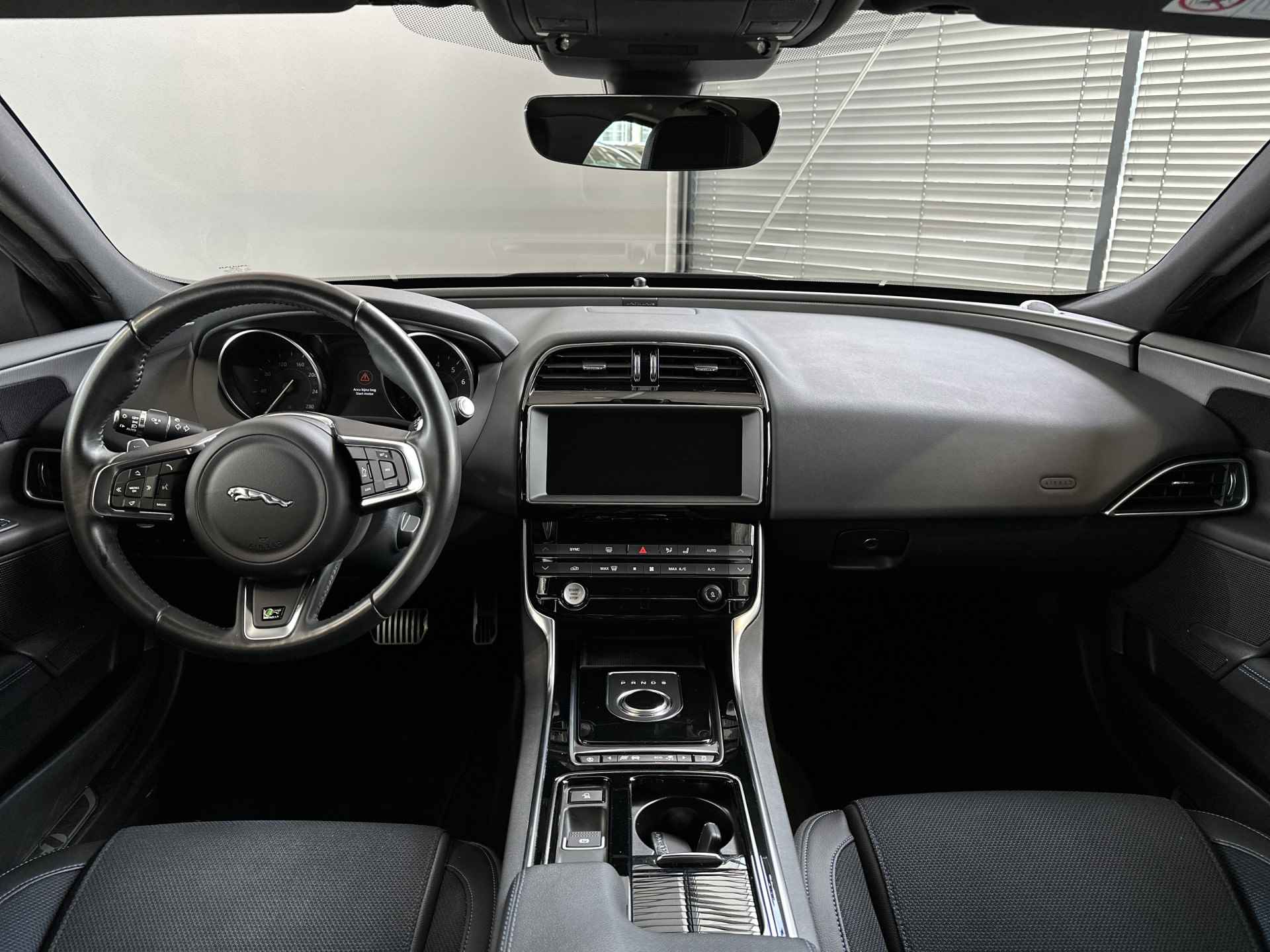 Jaguar XE 2.0t R-Sport - 15/23