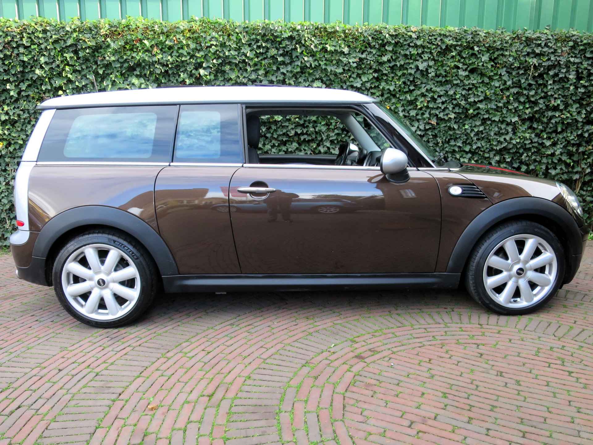 MINI Clubman 1.6 Cooper Chili R55 met Pano.dak, Navi, BT, Trekhaak en 17" - 35/43