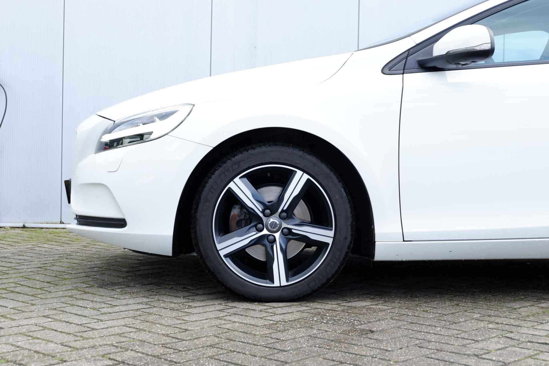 Volvo V40 2.0 T2 120PK Nordic+, Trekhaak afneembaar, Standkachel met timer, Volvo On Call met app, Elektrisch verwarmbare voorruit, Stoelverwarming, Sensus full map navigatie, Bluetooth telefoonvoorbereiding, Park Assist achter, 17" Lichtmetalen velgen - 9/29