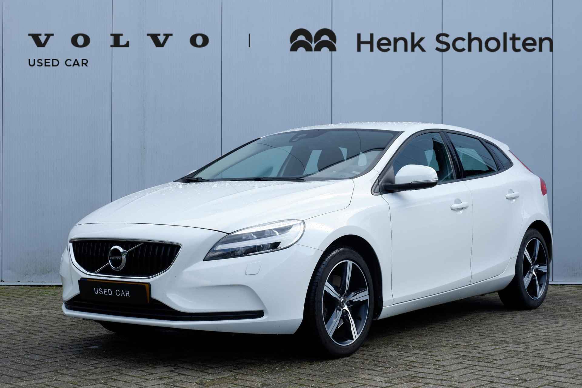 Volvo V40 2.0 T2 120PK Nordic+, Trekhaak afneembaar, Standkachel met timer, Volvo On Call met app, Elektrisch verwarmbare voorruit, Stoelverwarming, Sensus full map navigatie, Bluetooth telefoonvoorbereiding, Park Assist achter, 17" Lichtmetalen velgen - 1/29