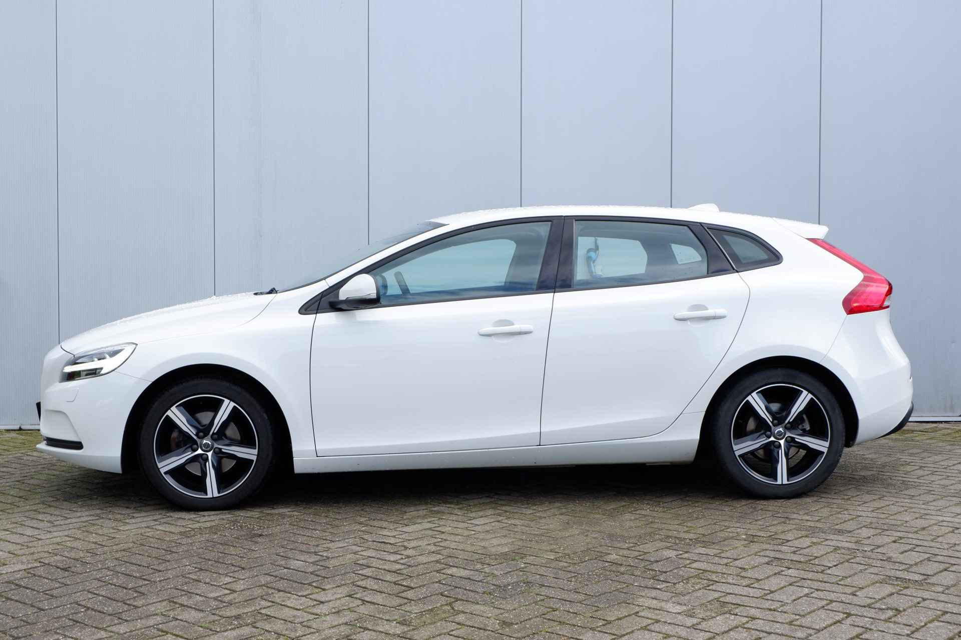 Volvo V40 2.0 T2 120PK Nordic+, Trekhaak afneembaar, Standkachel met timer, Volvo On Call met app, Elektrisch verwarmbare voorruit, Stoelverwarming, Sensus full map navigatie, Bluetooth telefoonvoorbereiding, Park Assist achter, 17" Lichtmetalen velgen - 11/29