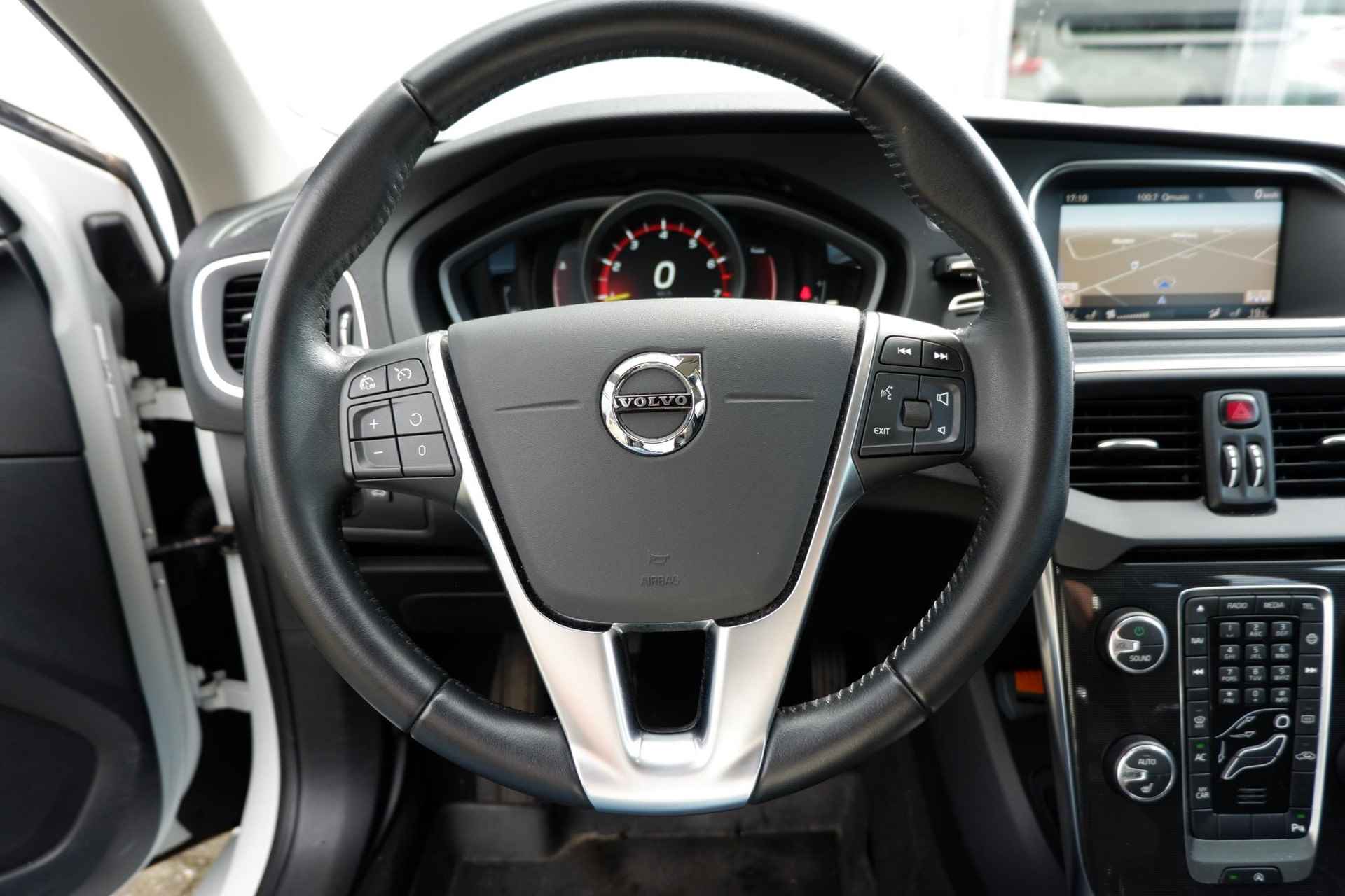 Volvo V40 2.0 T2 120PK Nordic+, Trekhaak afneembaar, Standkachel met timer, Volvo On Call met app, Elektrisch verwarmbare voorruit, Stoelverwarming, Sensus full map navigatie, Bluetooth telefoonvoorbereiding, Park Assist achter, 17" Lichtmetalen velgen - 14/29