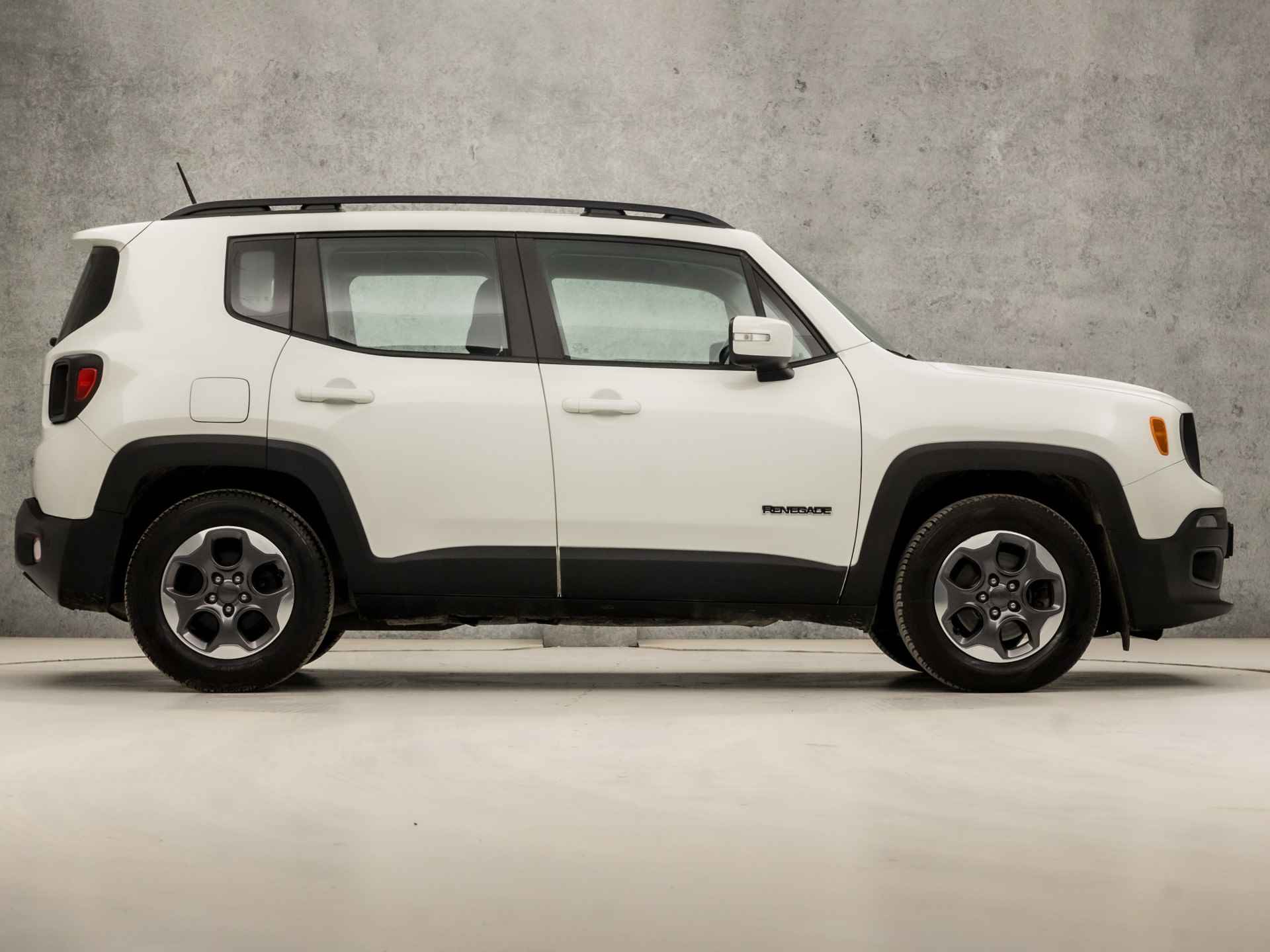 Jeep Renegade 1.6 E-Torq Sport (SCHERM, CLIMATE, STUUR/STOELVERWARMING, PARKEERSENSOREN, SPORTSTOELEN, CRUISE, ARMSTEUN, NIEUWE APK, NIEUWSTAAT) - 4/33