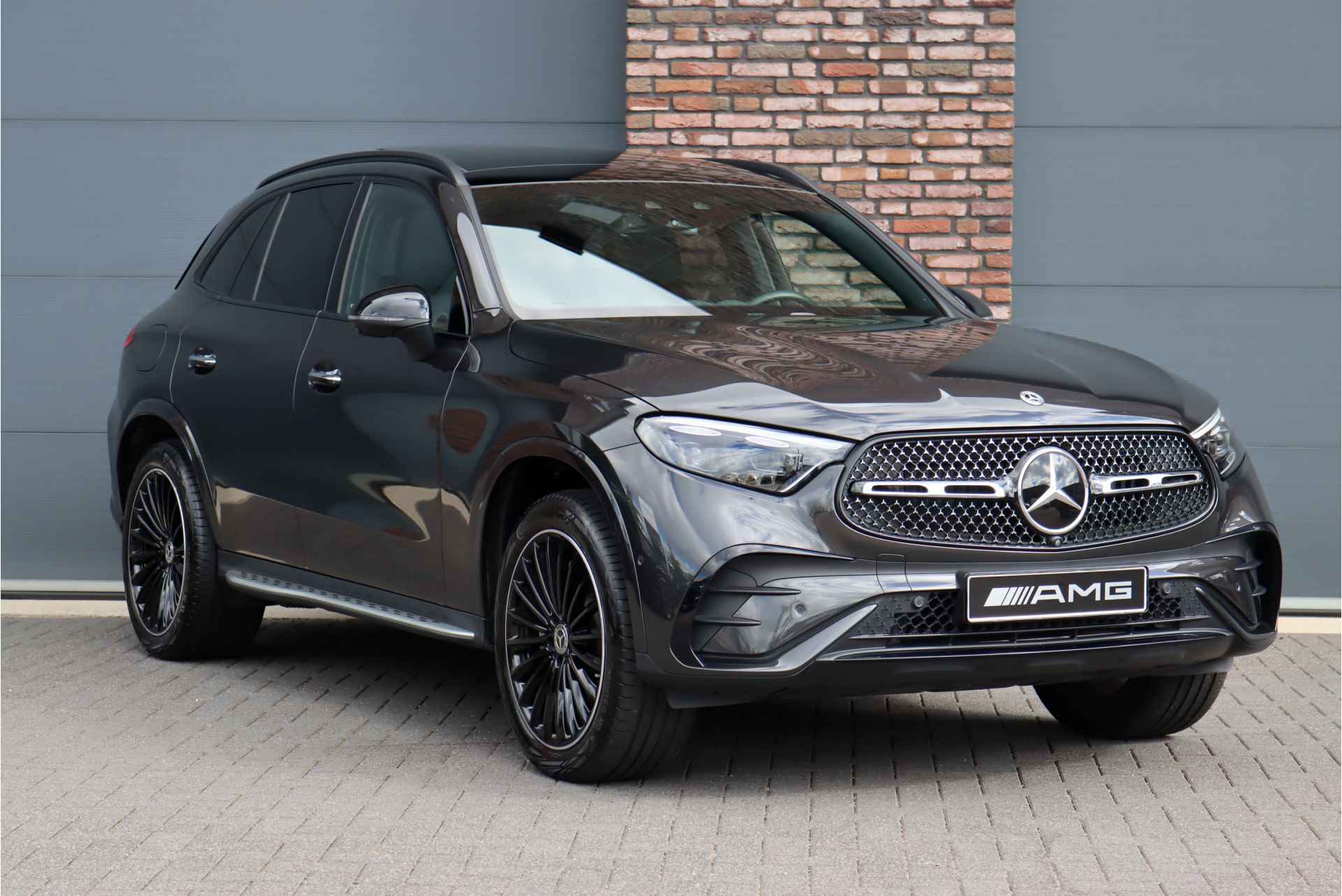 Mercedes-Benz GLC 300e 4MATIC Premium AMG Line Aut9 | Distronic+ | Burmester | Memory | Trekhaak | Leder | Nightpakket | Panoramadak | Digital Light | Surround Camera | Keyless Go | Rijassistentiepakket | - 4/47