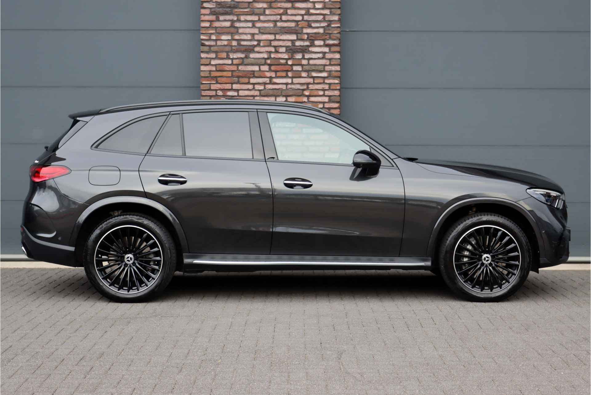 Mercedes-Benz GLC 300e 4MATIC Premium AMG Line Aut9 | Distronic+ | Burmester | Memory | Trekhaak | Leder | Nightpakket | Panoramadak | Digital Light | Surround Camera | Keyless Go | Rijassistentiepakket | - 12/47