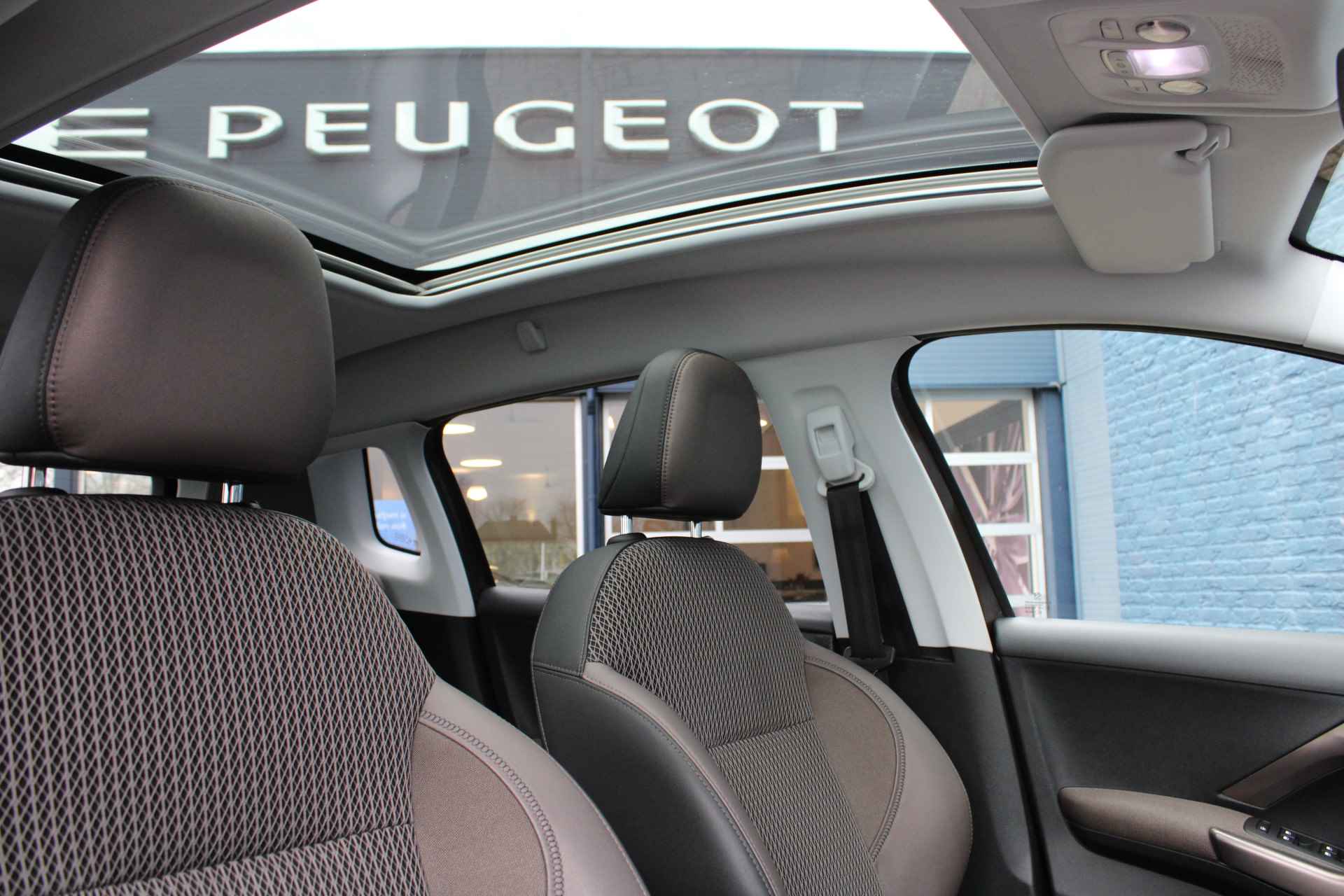 Peugeot 2008 1.2 PureTech Allure | Automaat | Navigatie | Trekhaak | Lichtmetaal | - 5/29